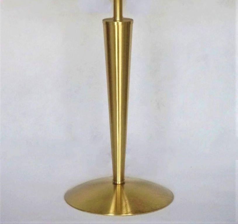 Lampe de table danoise à deux lumières en laiton et verre satiné Lampe de bureau, Danemark, années 1960 Bon état - En vente à Frankfurt am Main, DE