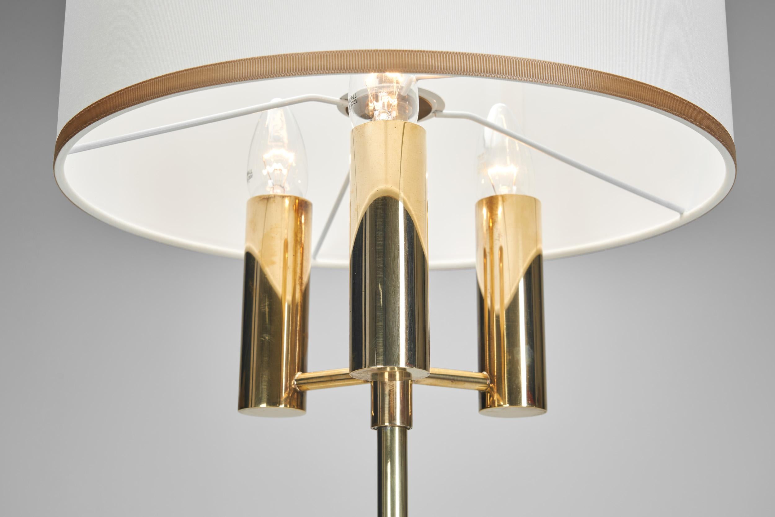 Lampe de table danoise en laiton avec base tripode, Danemark 20e siècle en vente 7