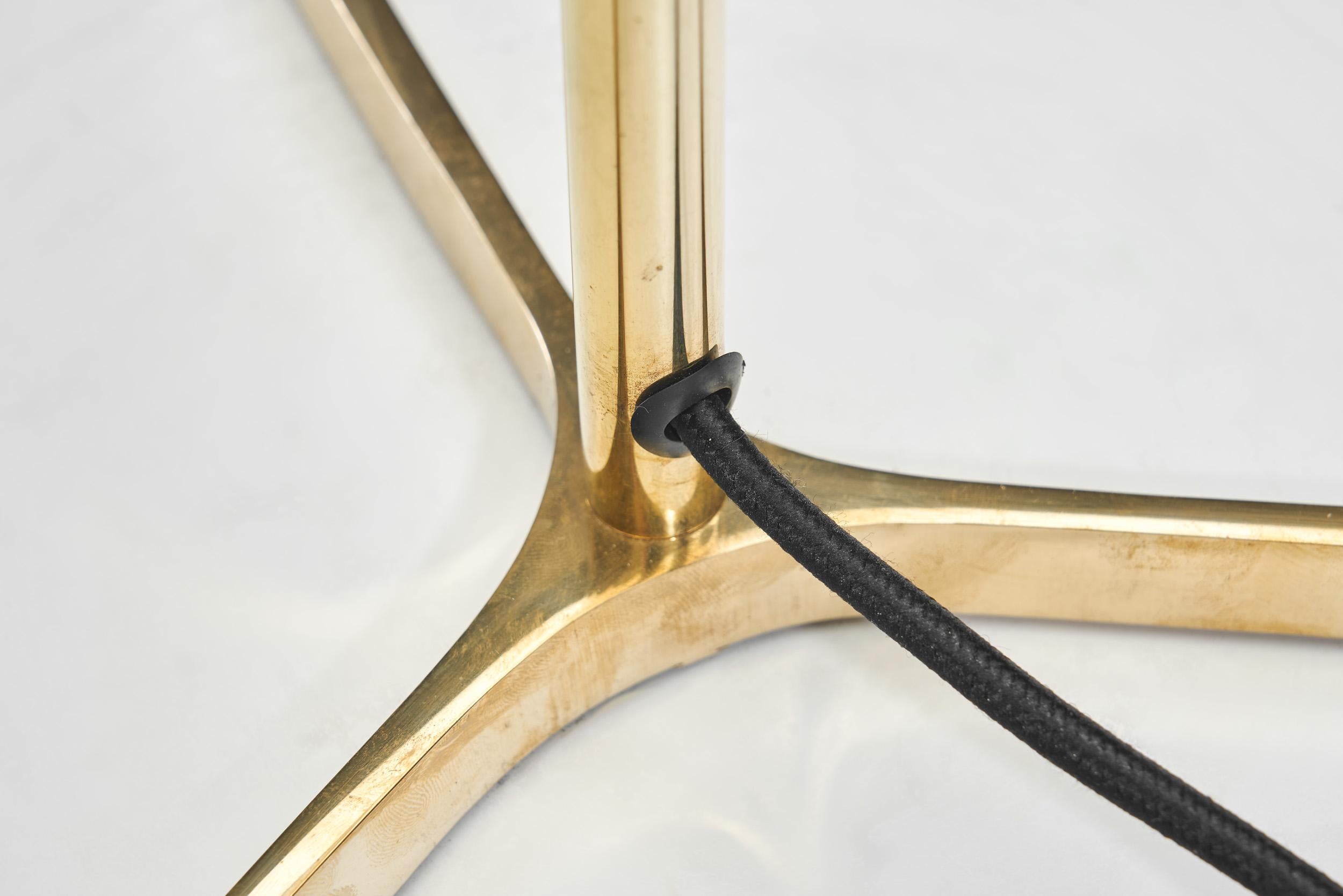 Lampe de table danoise en laiton avec base tripode, Danemark 20e siècle en vente 11