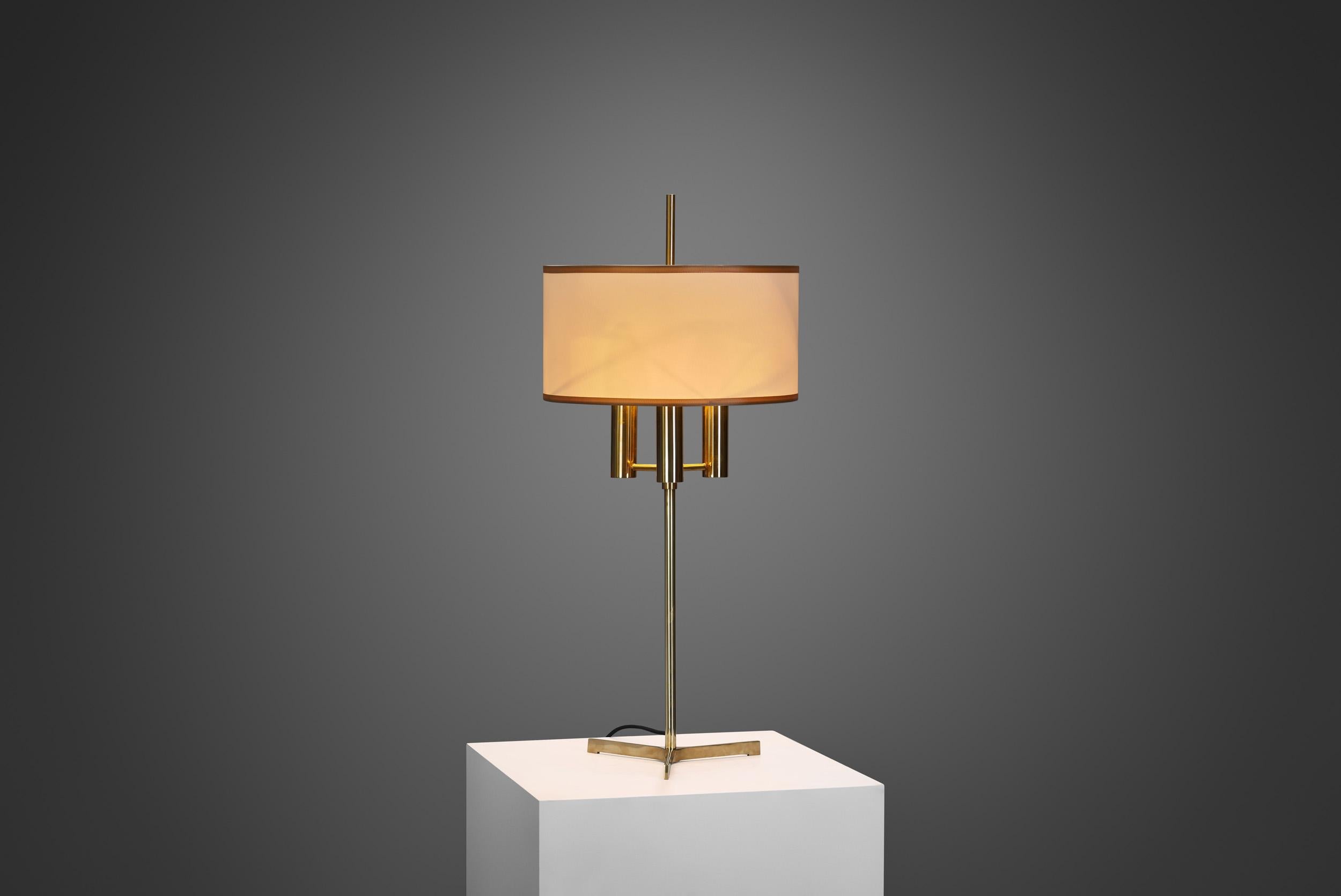 Le modernisme danois est une époque qui a défini un chapitre essentiel de l'histoire du design. La beauté du design scandinave réside dans sa simplicité, sa fonctionnalité et sa chaleur. Le mélange de couleurs neutres, de matériaux naturels et de