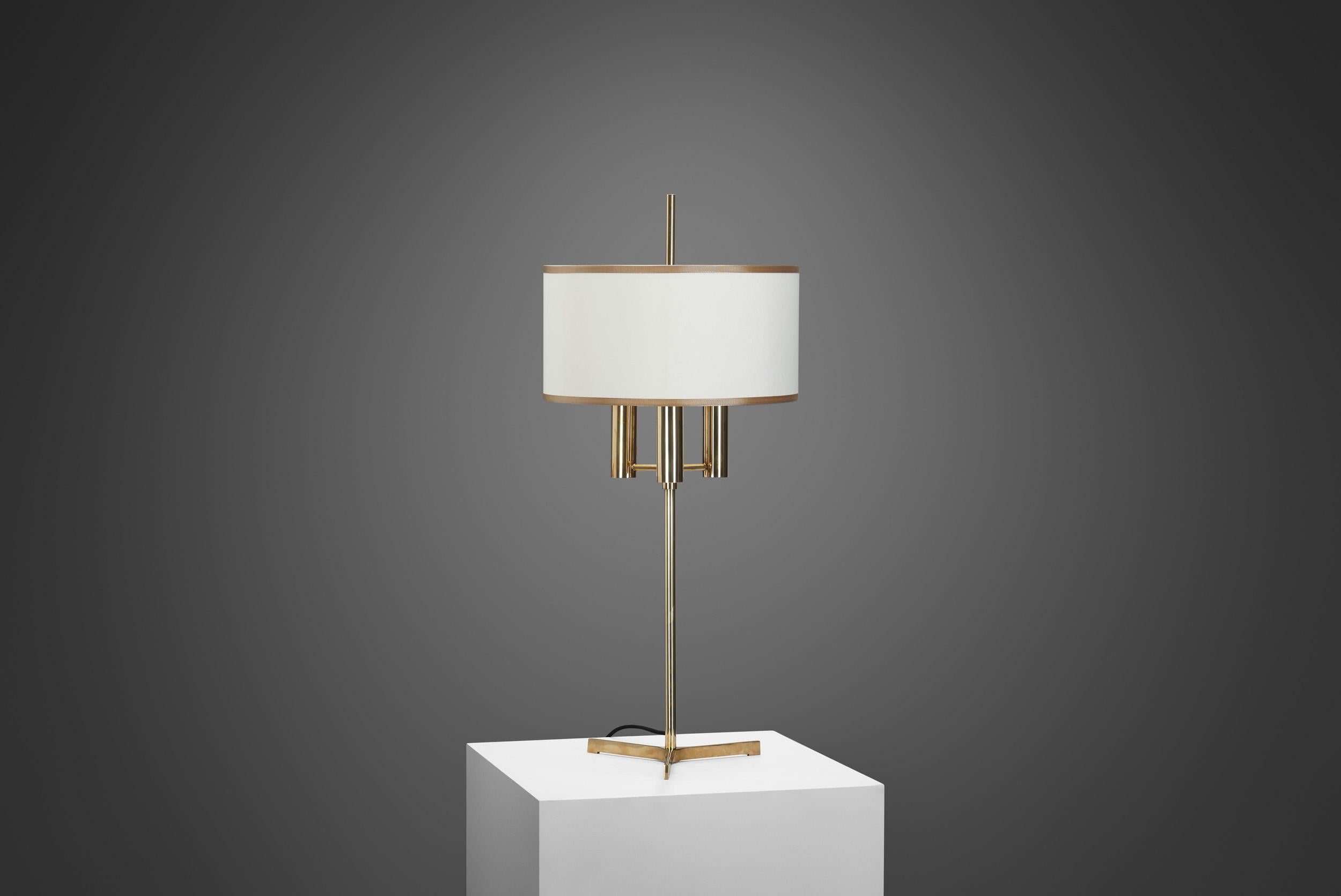 Mid-Century Modern Lampe de table danoise en laiton avec base tripode, Danemark 20e siècle en vente
