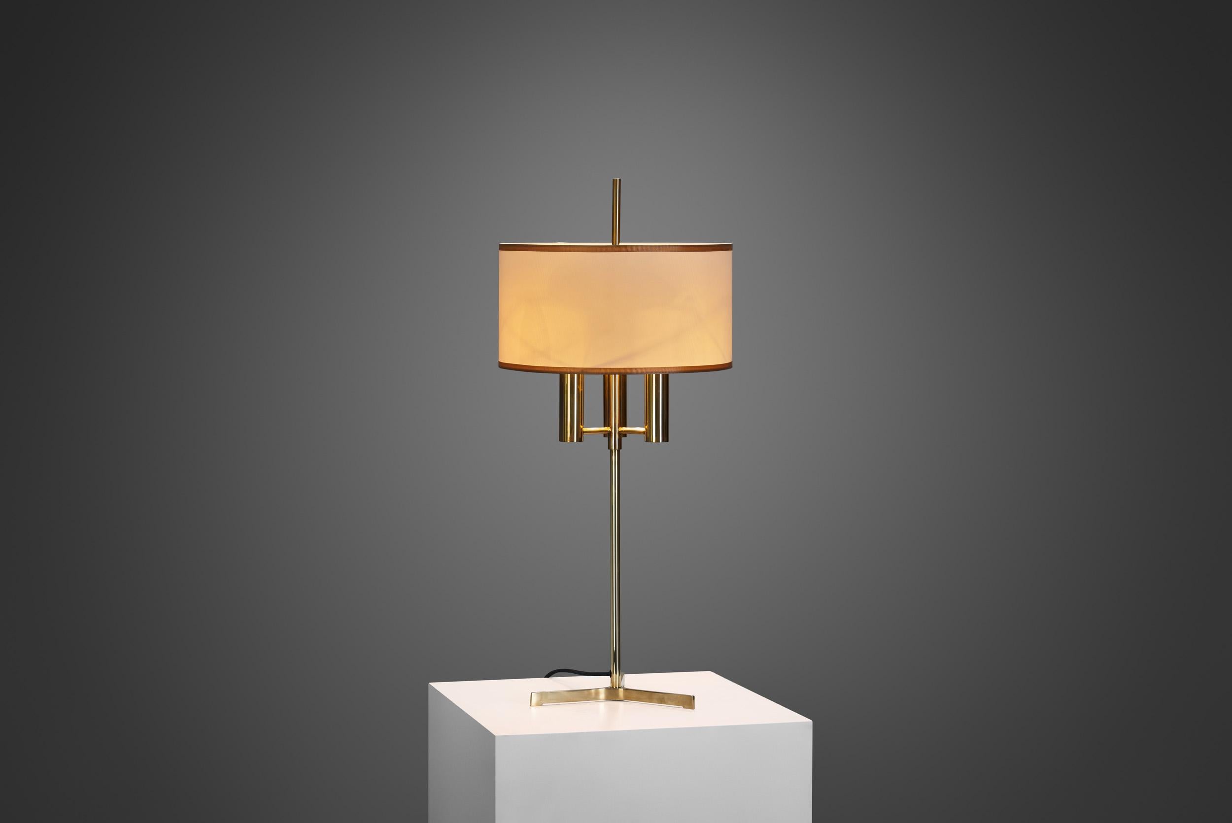 Danois Lampe de table danoise en laiton avec base tripode, Danemark 20e siècle en vente