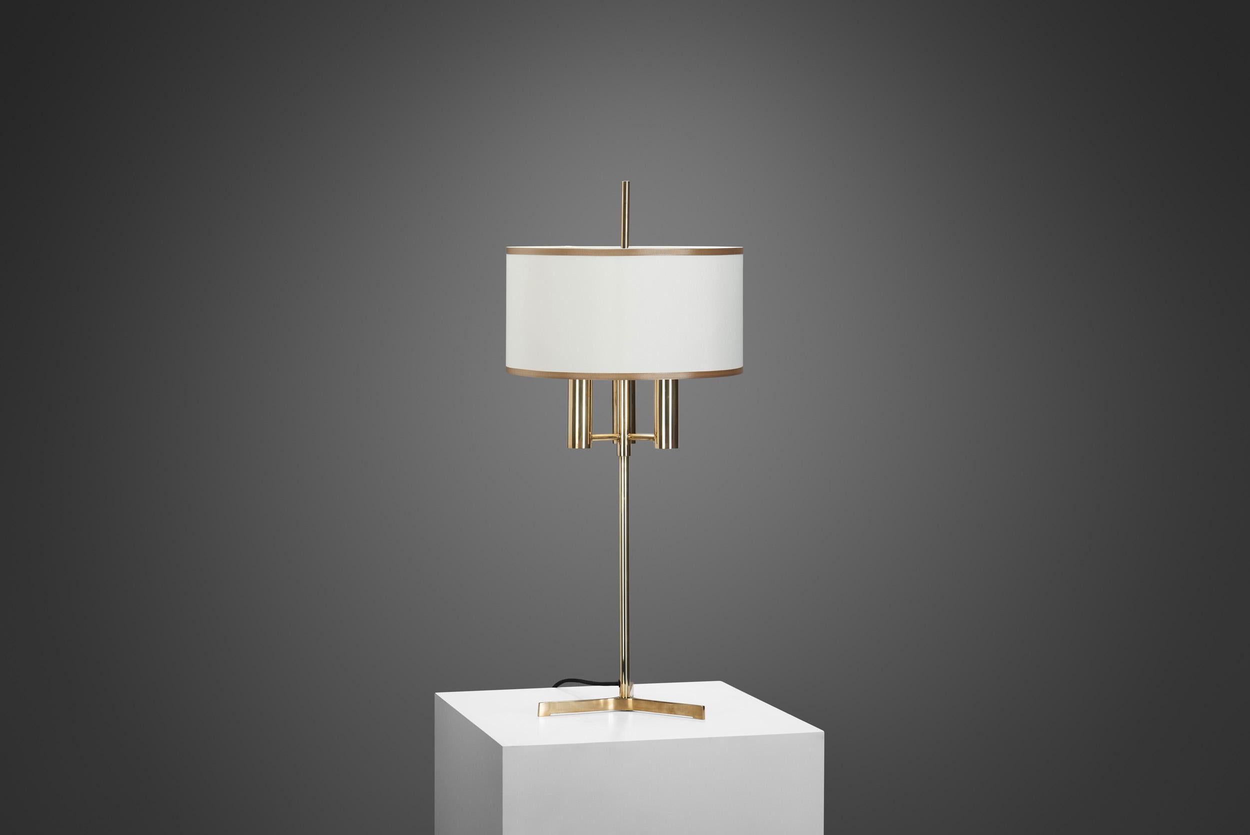 Lampe de table danoise en laiton avec base tripode, Danemark 20e siècle Bon état - En vente à Utrecht, NL