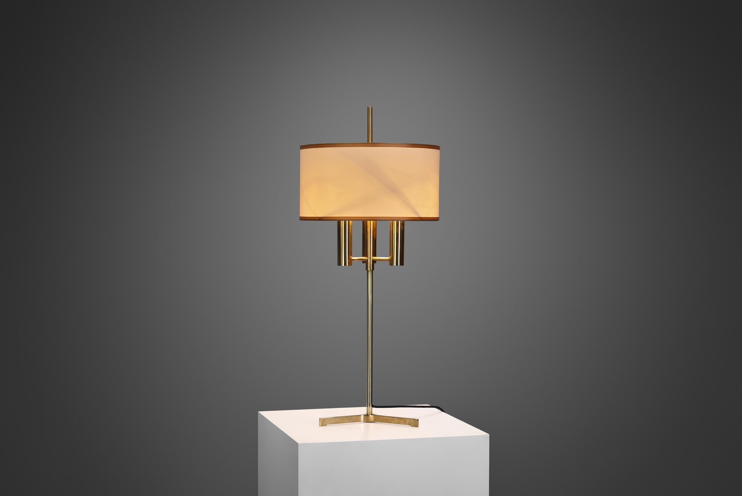 20ième siècle Lampe de table danoise en laiton avec base tripode, Danemark 20e siècle en vente