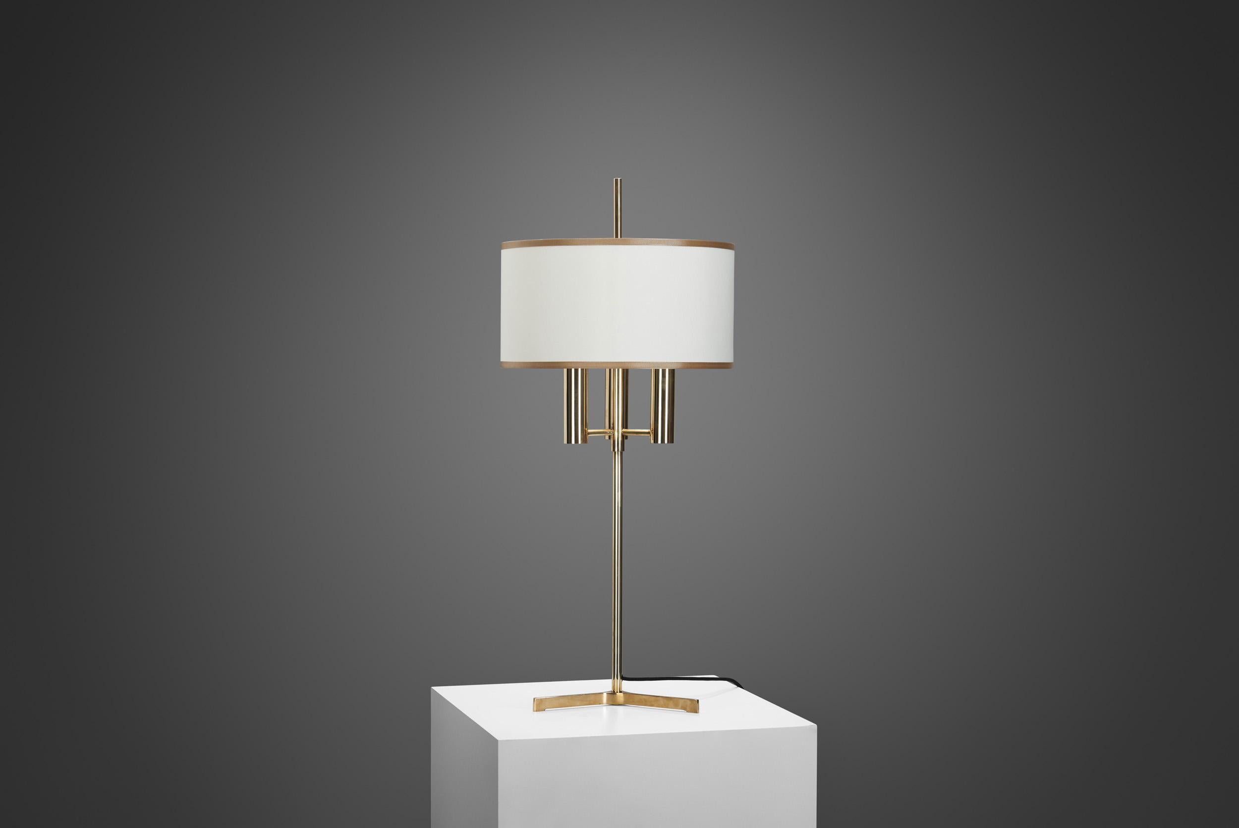 Laiton Lampe de table danoise en laiton avec base tripode, Danemark 20e siècle en vente