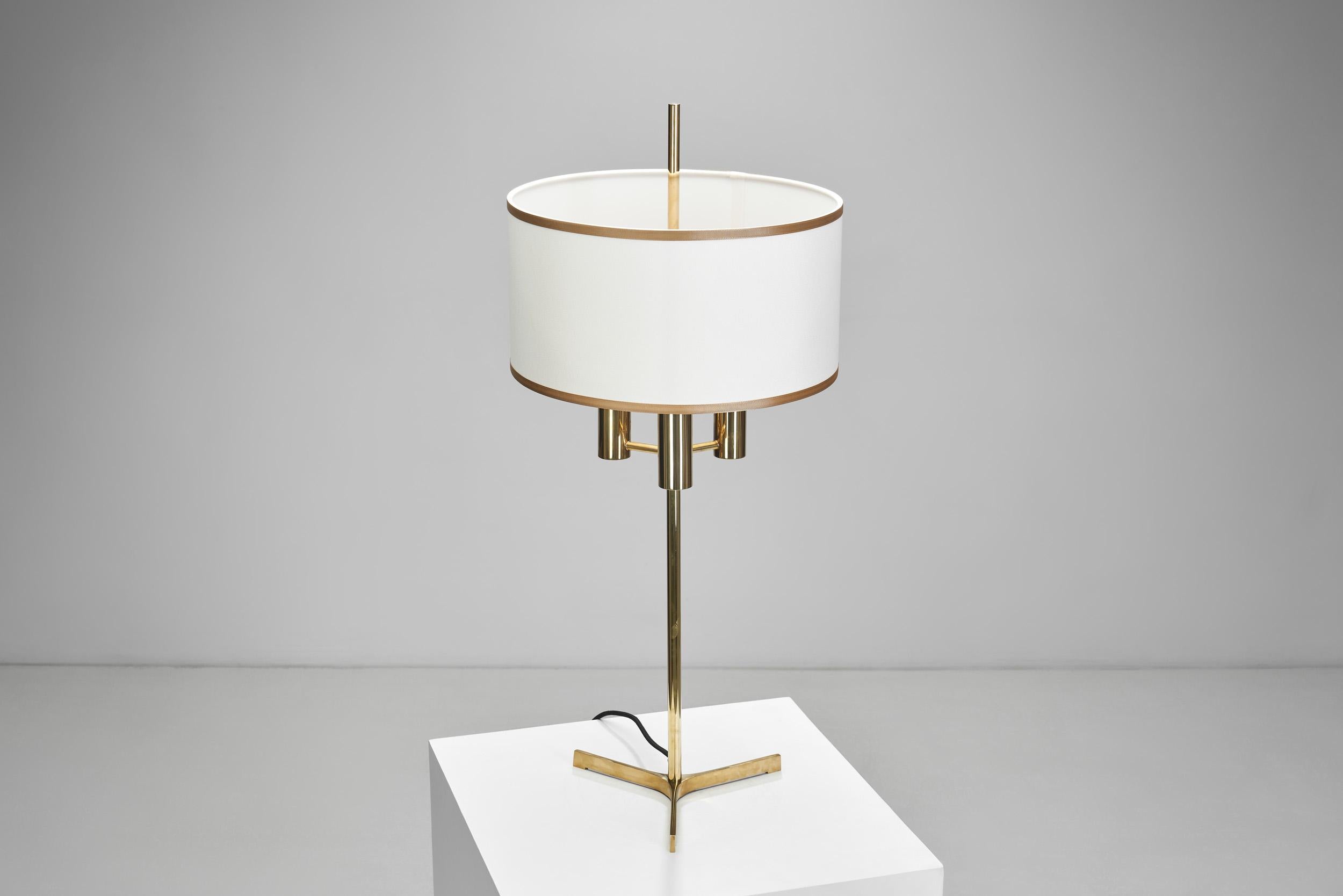 Lampe de table danoise en laiton avec base tripode, Danemark 20e siècle en vente 1