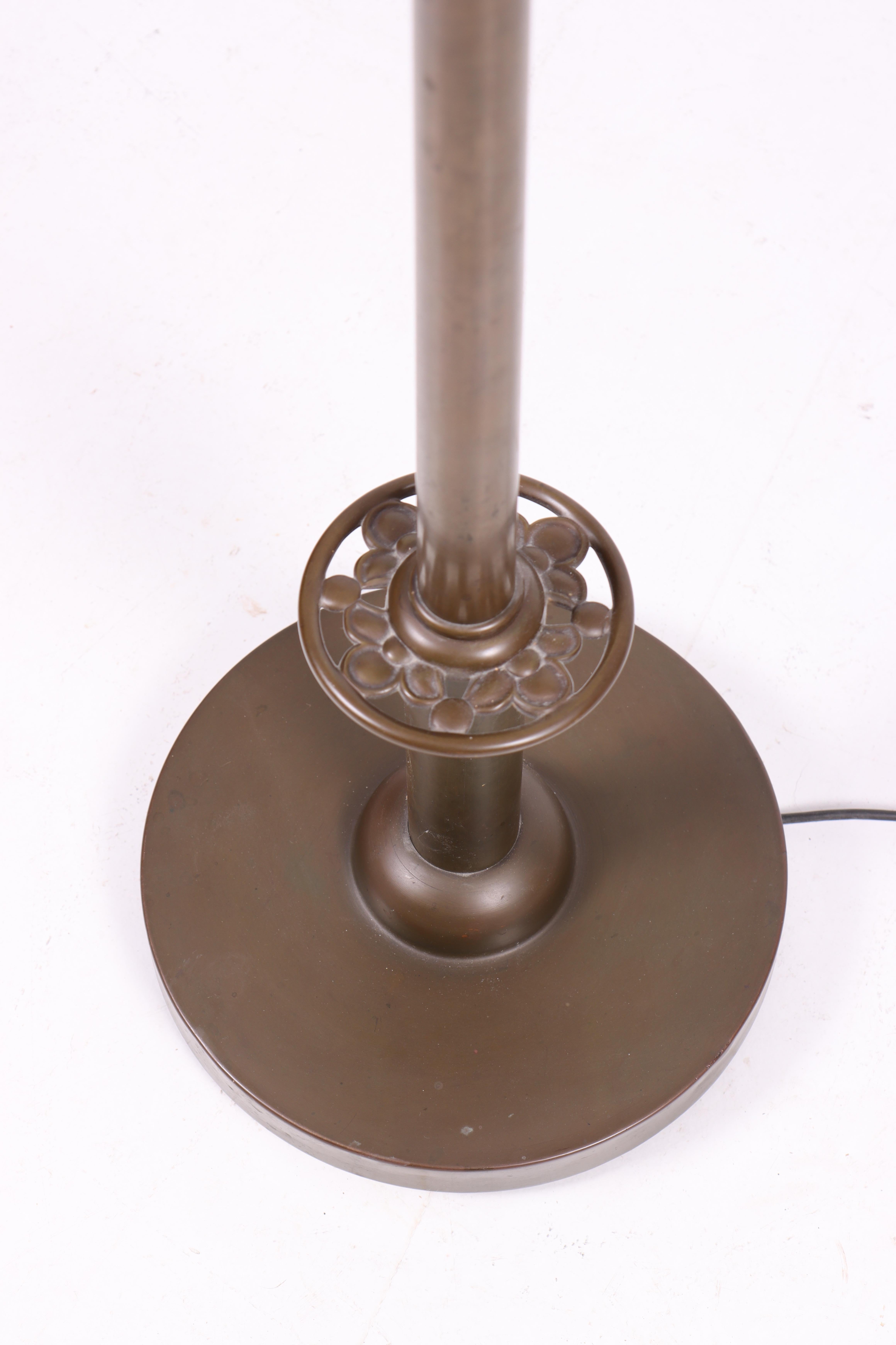 Lampada da terra uplight danese in ottone massiccio patinato. Progettato e realizzato in Danimarca negli anni '1940. Ottima qualità.