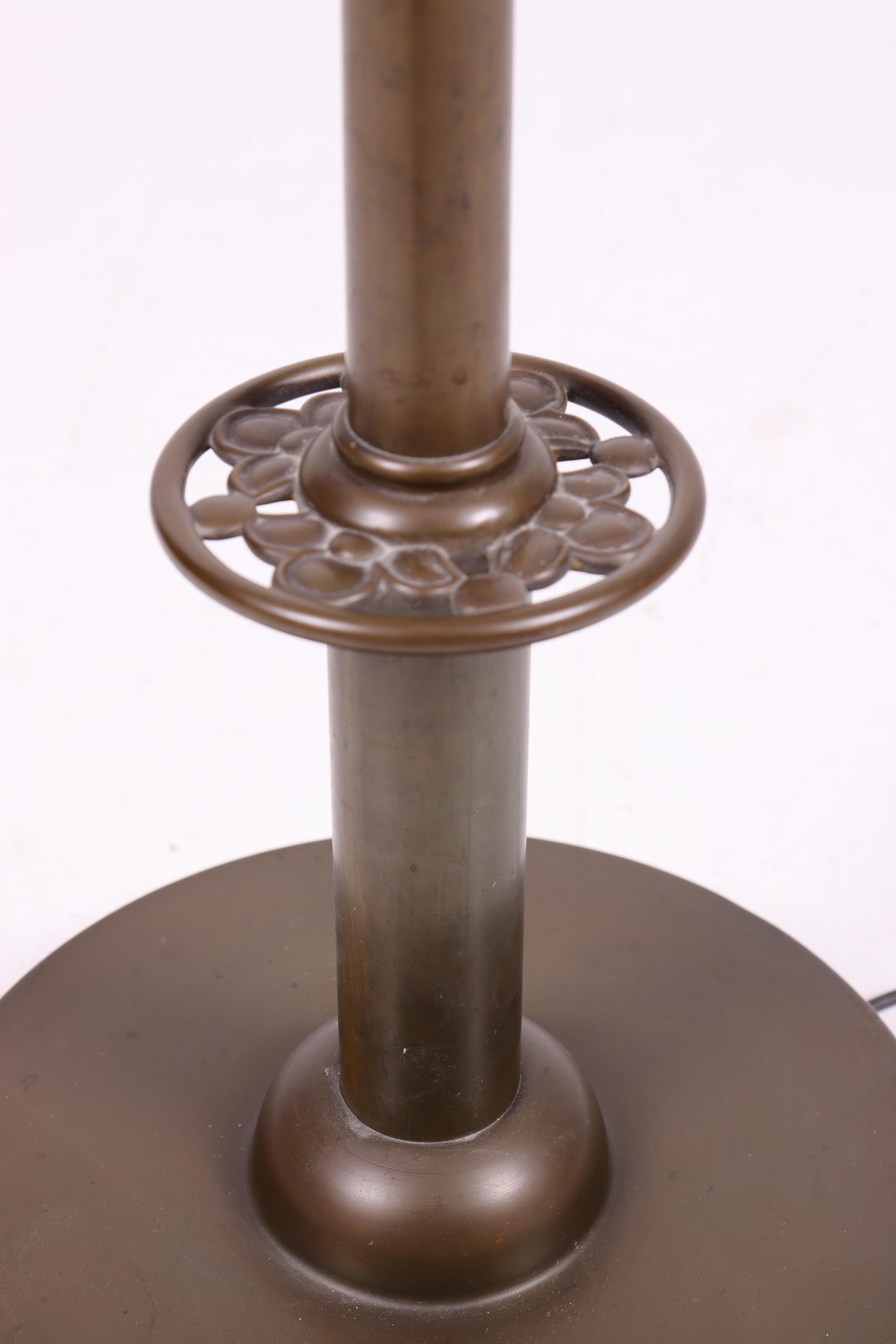 Scandinavo moderno Lampada da terra danese a luce abbagliante in ottone degli anni '40 in vendita