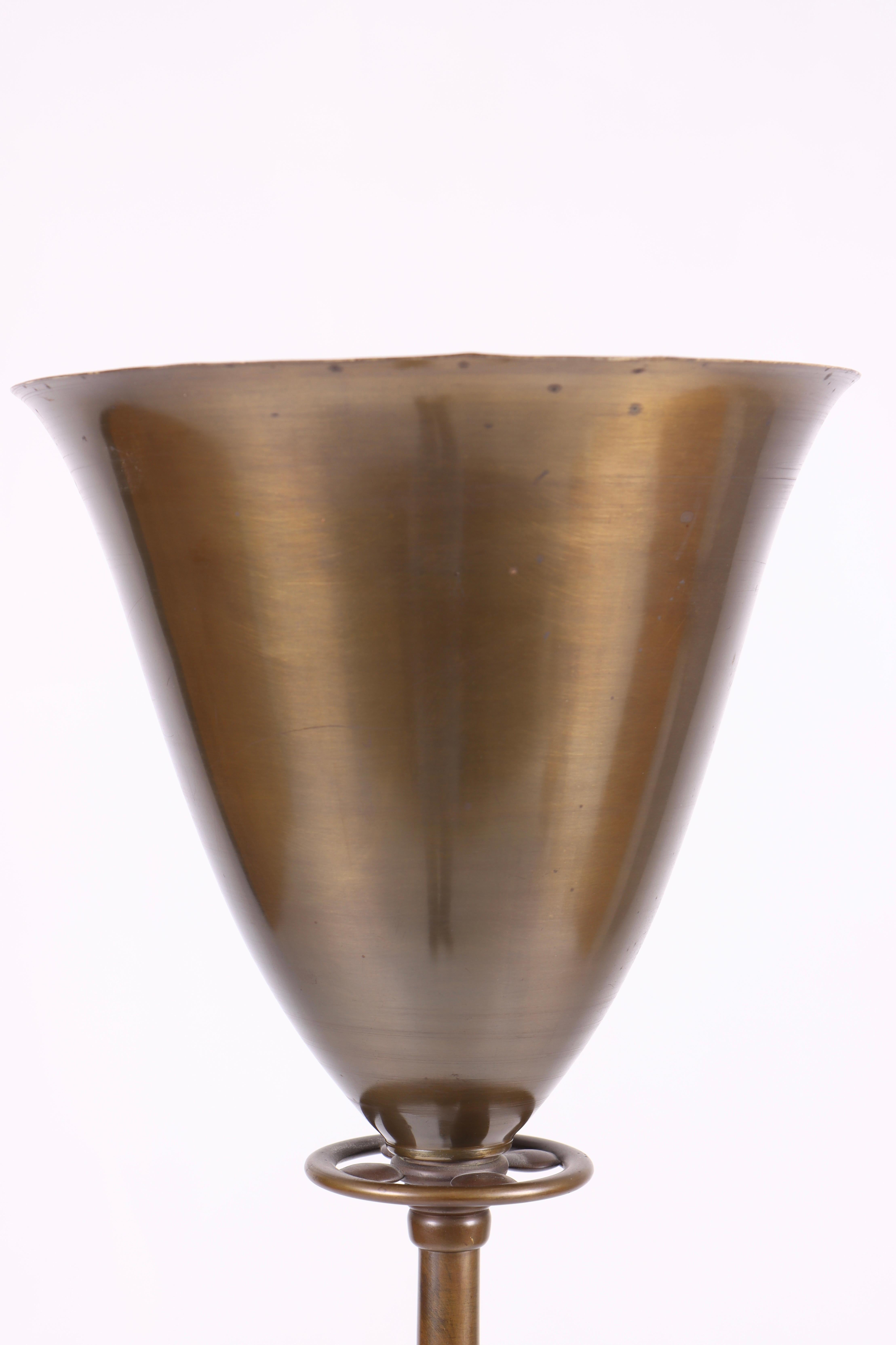 Lampada da terra danese a luce abbagliante in ottone degli anni '40 In condizioni buone in vendita a Lejre, DK