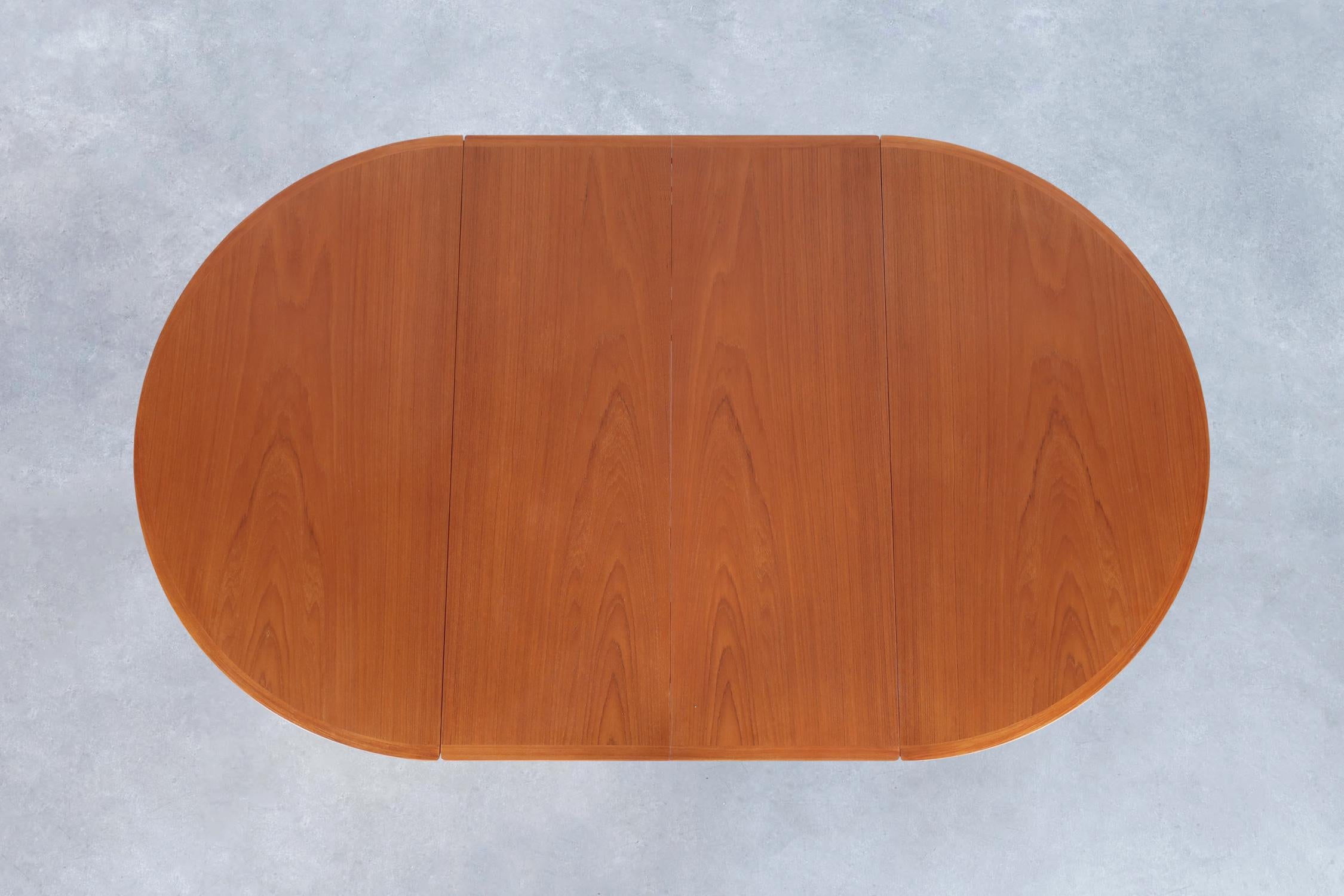 Danish Modern Teak Drop-Leaf Expanding Dining Table by Arne Vodder for Sibast For Sale 4