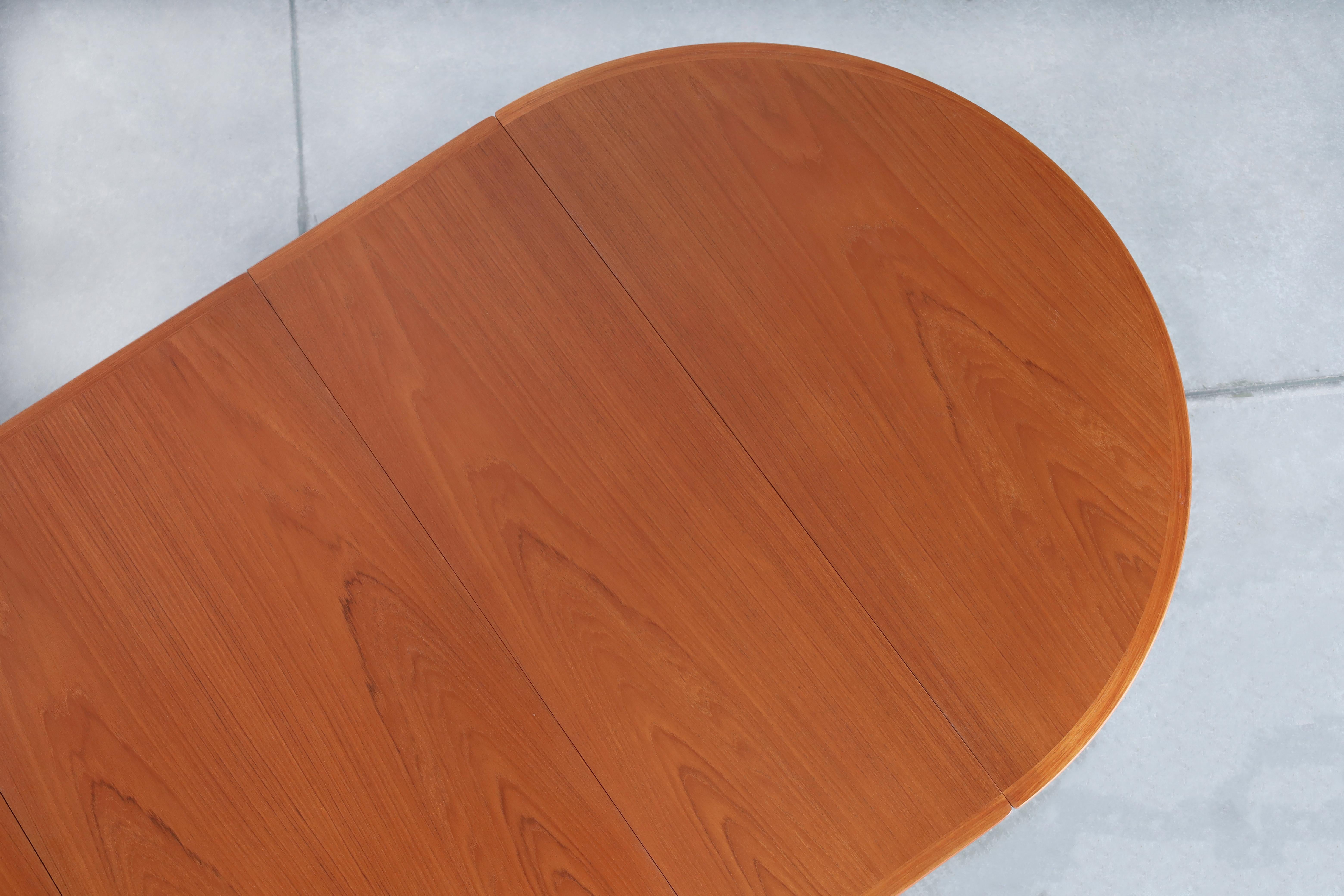 Danish Modern Teak Drop-Leaf Expanding Dining Table by Arne Vodder for Sibast For Sale 7