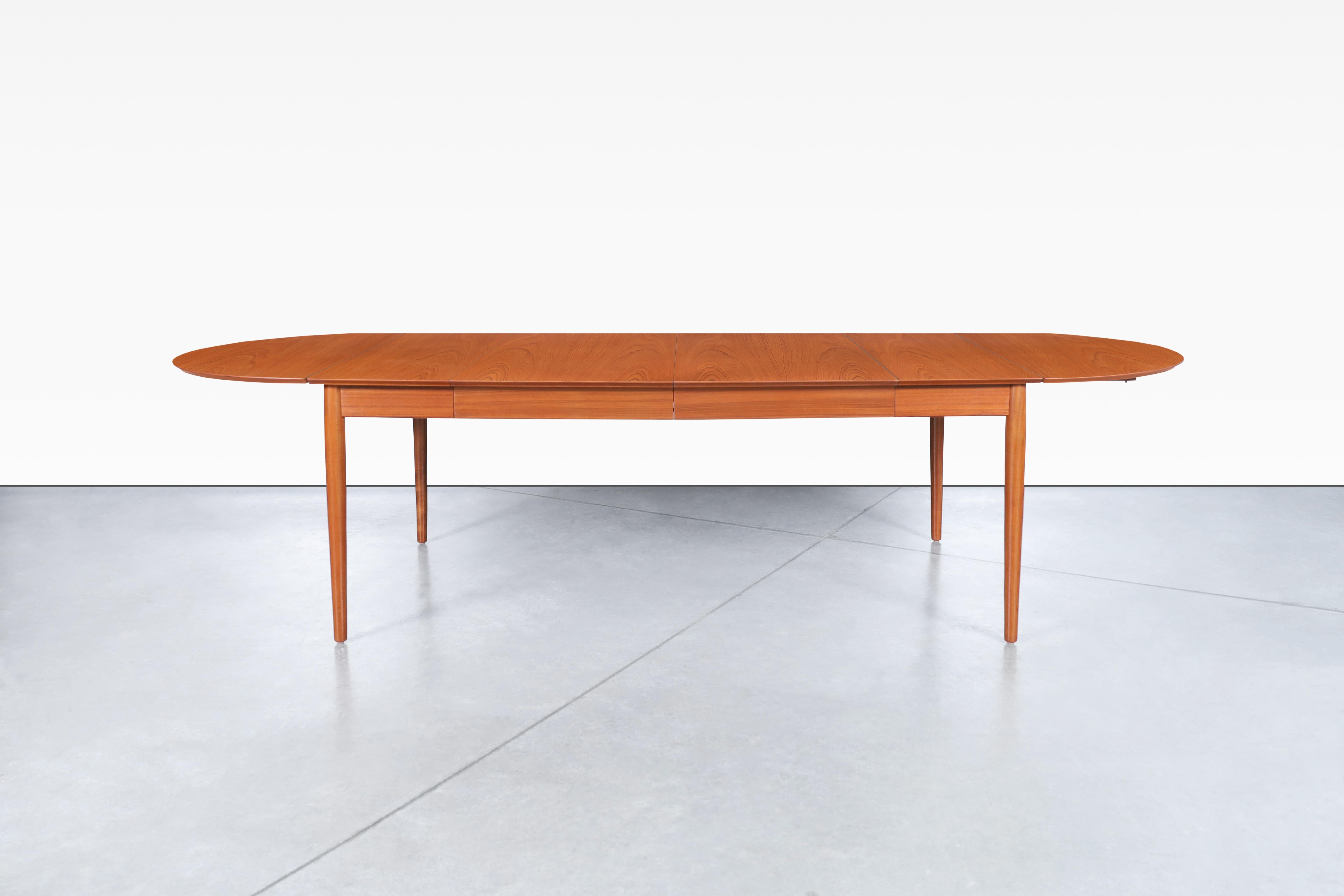 Danish Modern Teak Drop-Leaf Expanding Dining Table by Arne Vodder for Sibast For Sale 1