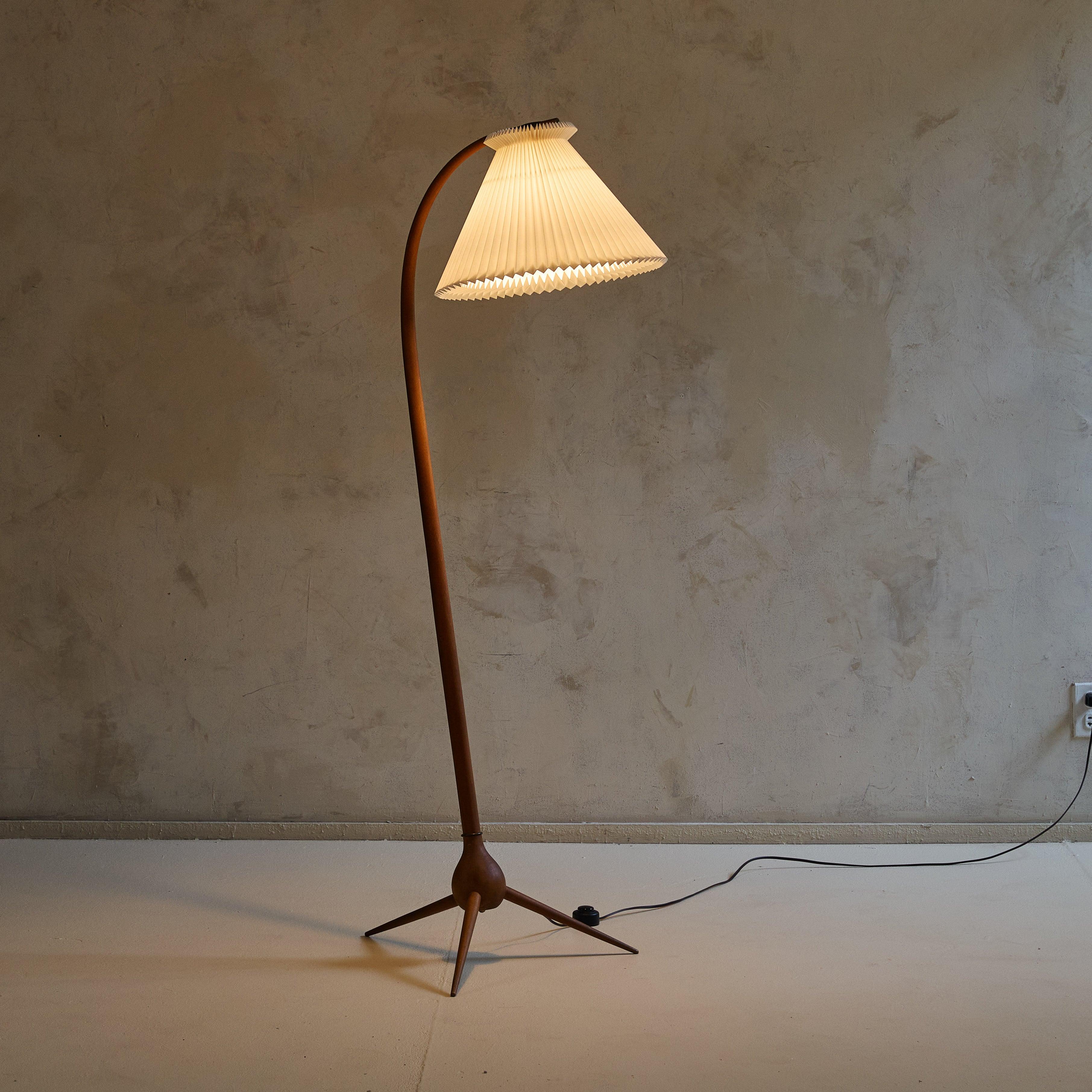 A rare and important ‘Bridge’ floor lamp by Severin Hansen, an iconic Danish design from the 1950s. Crafted for Haslev Møbelsnedkeri, this piece features a beautifully stained beech wood base and stem, accented with brass details. The lamp’s