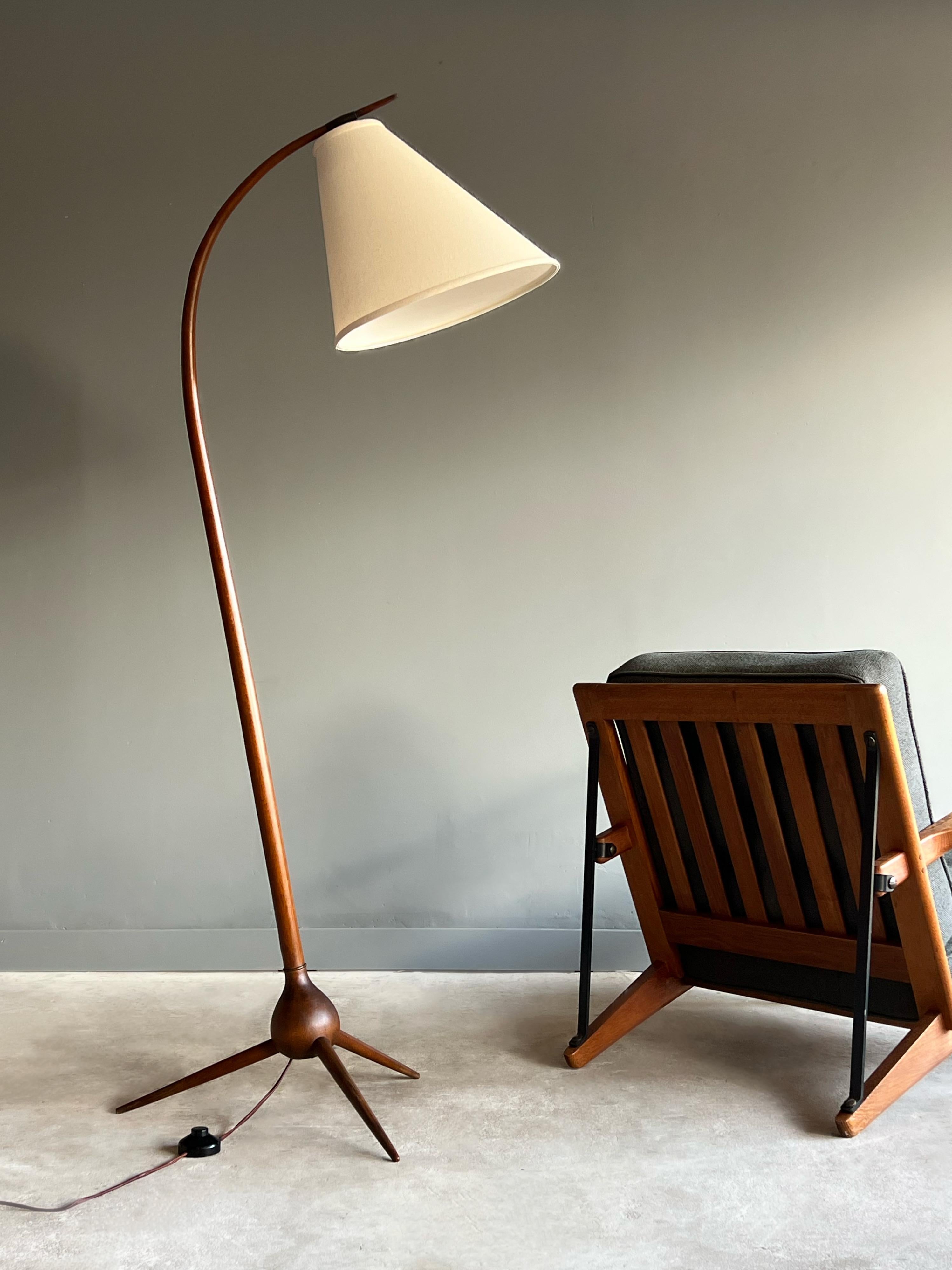 Amazing and rare “Bridge” floor lamp designed by Severin Hansen Jr. and manufactured by Haslev Möbler, circa 1950s Denmark. 

This lamp features an elegant curved beech stem sitting on a three-star beech base. Brass details include top shade
