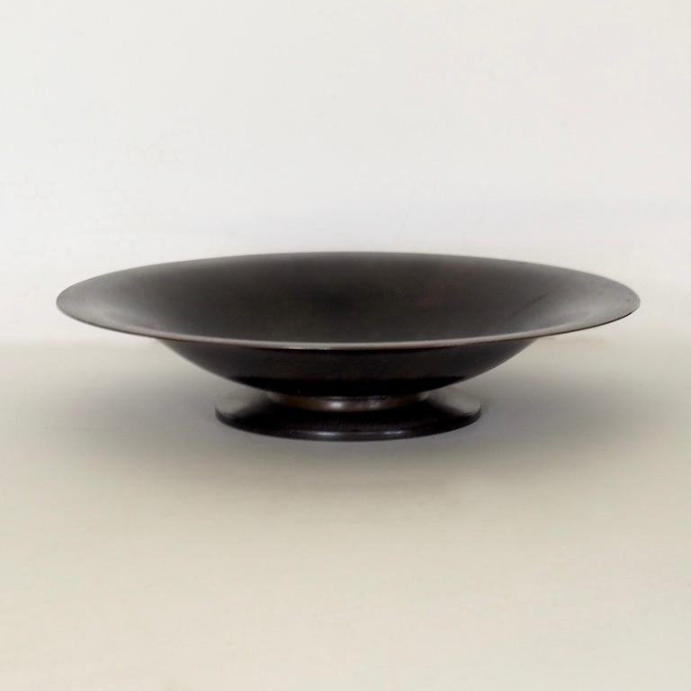 A modernist Danish bronze bowl by Holger Fridericias for Ildfast C. 1930. 
A beautifully patinated shallow bronze bowl with an elegantly flared gilt rim on a splayed bronze foot.
Stamped marks Ildfast, HF Aegte Bronce to base.