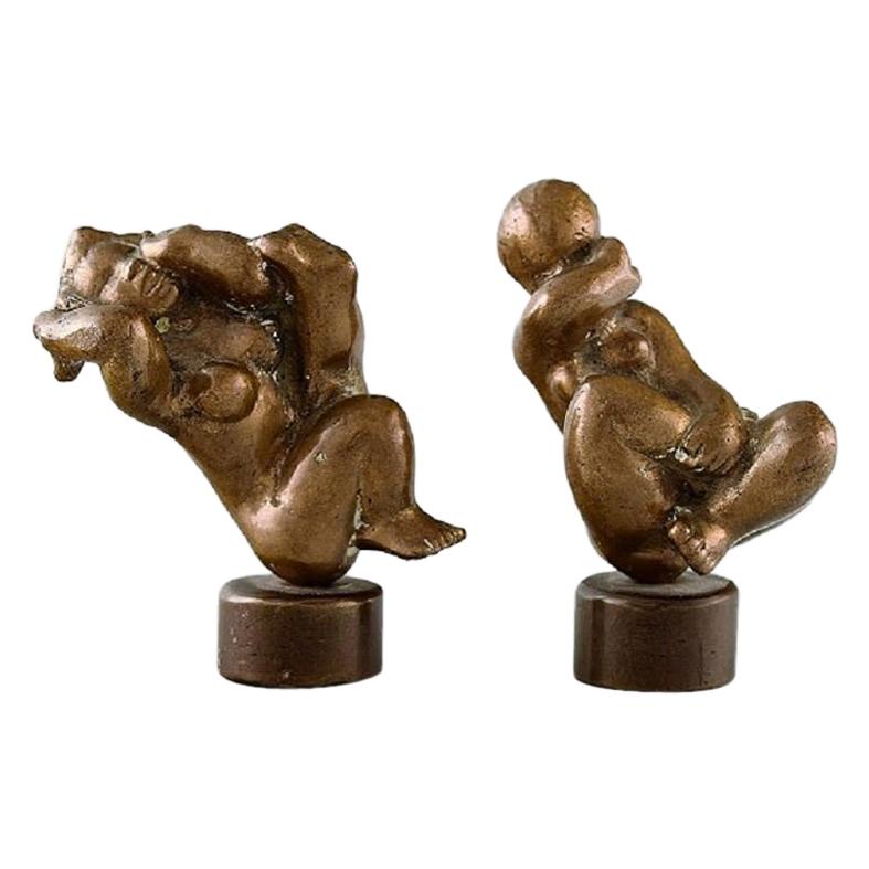 Dänischer Bronzebildhauer:: ein Paar patinierte Bronzefiguren:: nackte Frauen