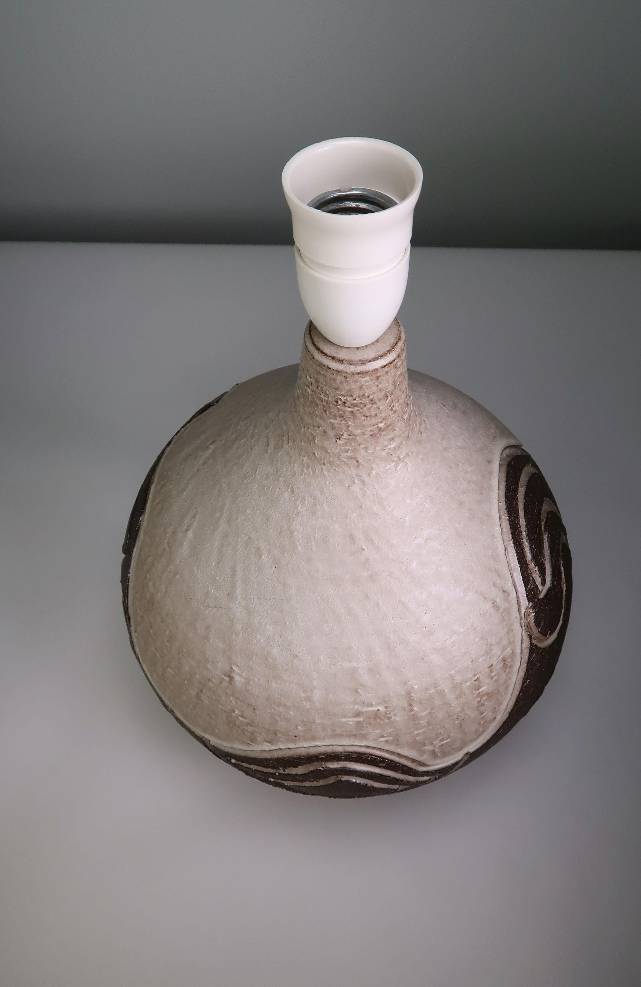 Céramique Grande lampe de table Løvemose Organic Modern Stoneware Wavy Relief, 1960s en vente