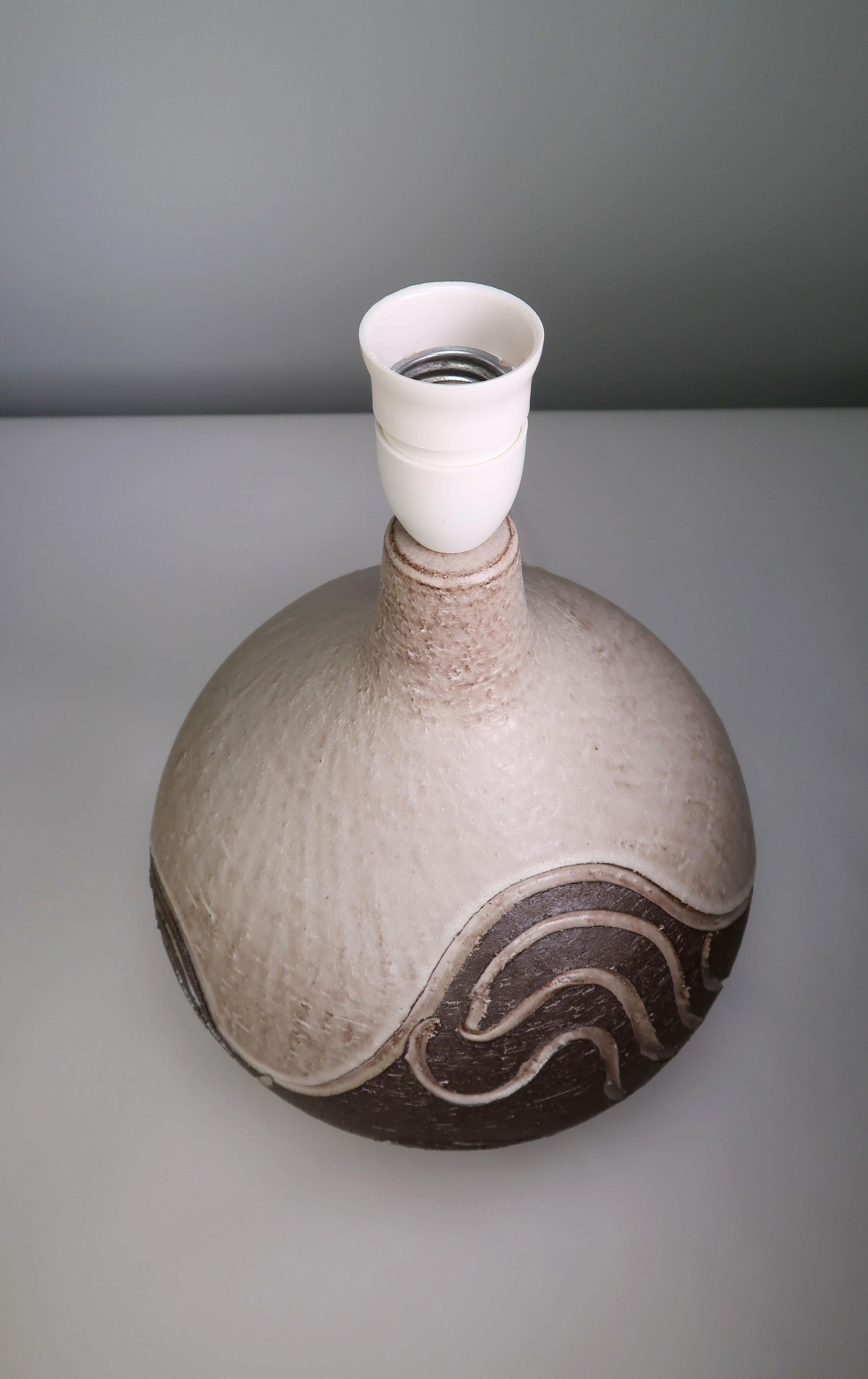 Grande lampe de table Løvemose Organic Modern Stoneware Wavy Relief, 1960s en vente 1
