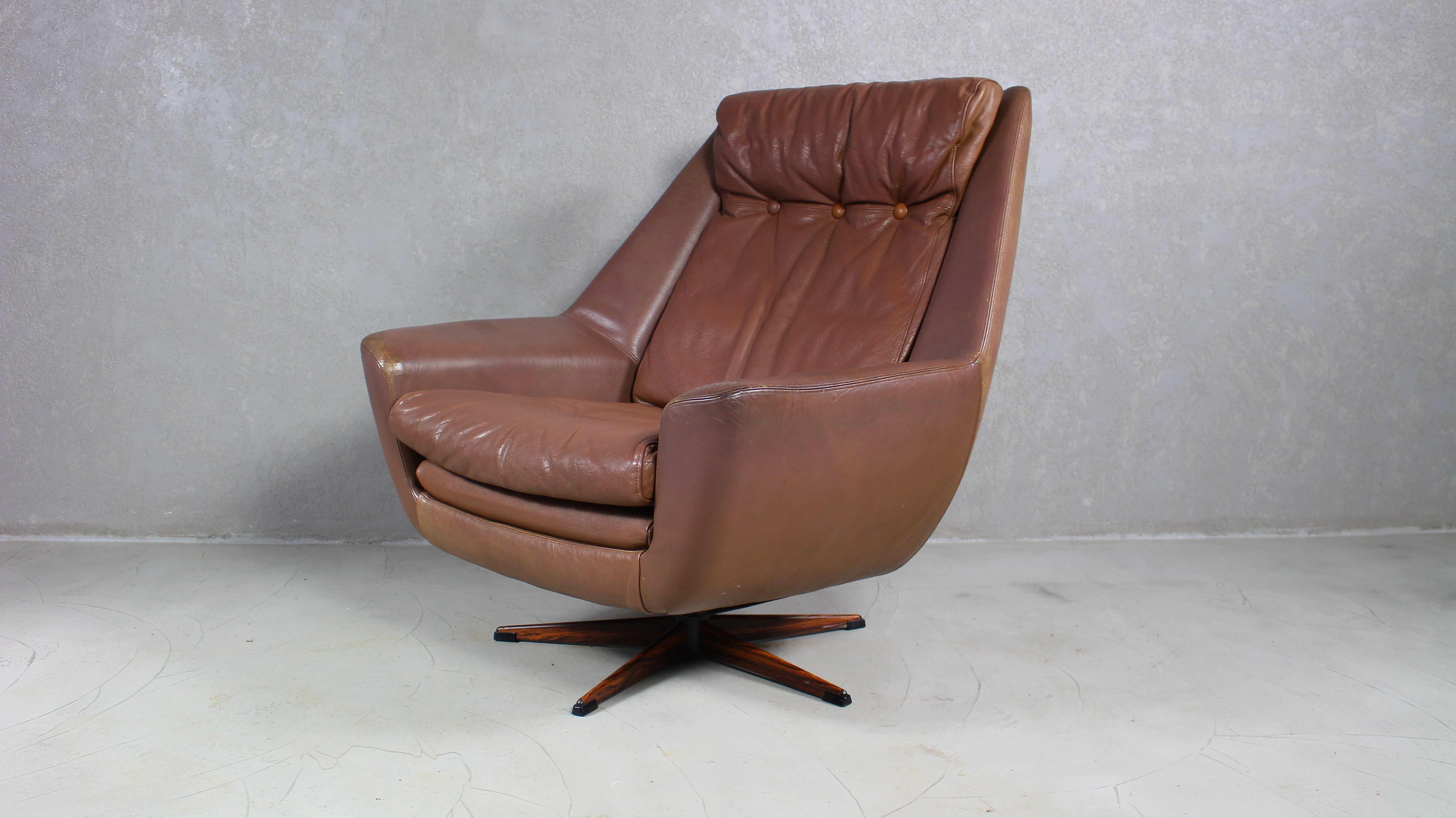 Made in denmark 1960s, manufactured by erhardsen & andersen,
Stunning retro Mid-Century Modern lounge chair.
Upholstered in soft brown leather, with loose cushions on the seat and backrest,
Standing on a five star swivel base. 
Price for 1