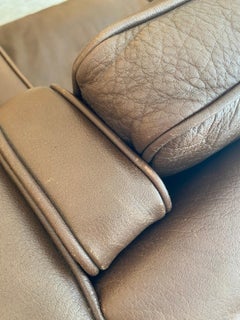 Sofá loveseat de cuero marrón danés