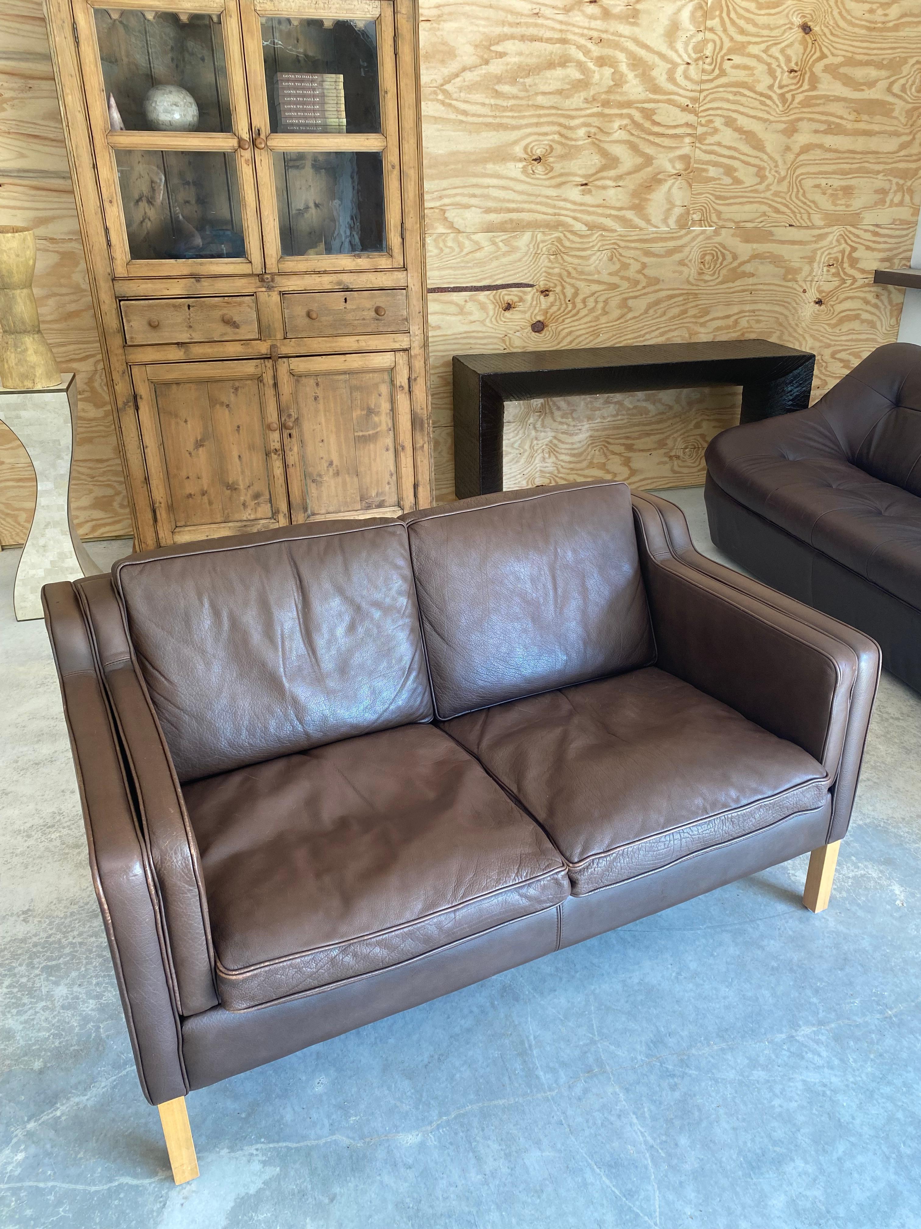Divano danese in pelle marrone In condizioni buone in vendita a Round Top, TX