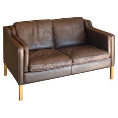 Canapé loveseat en cuir brun danois