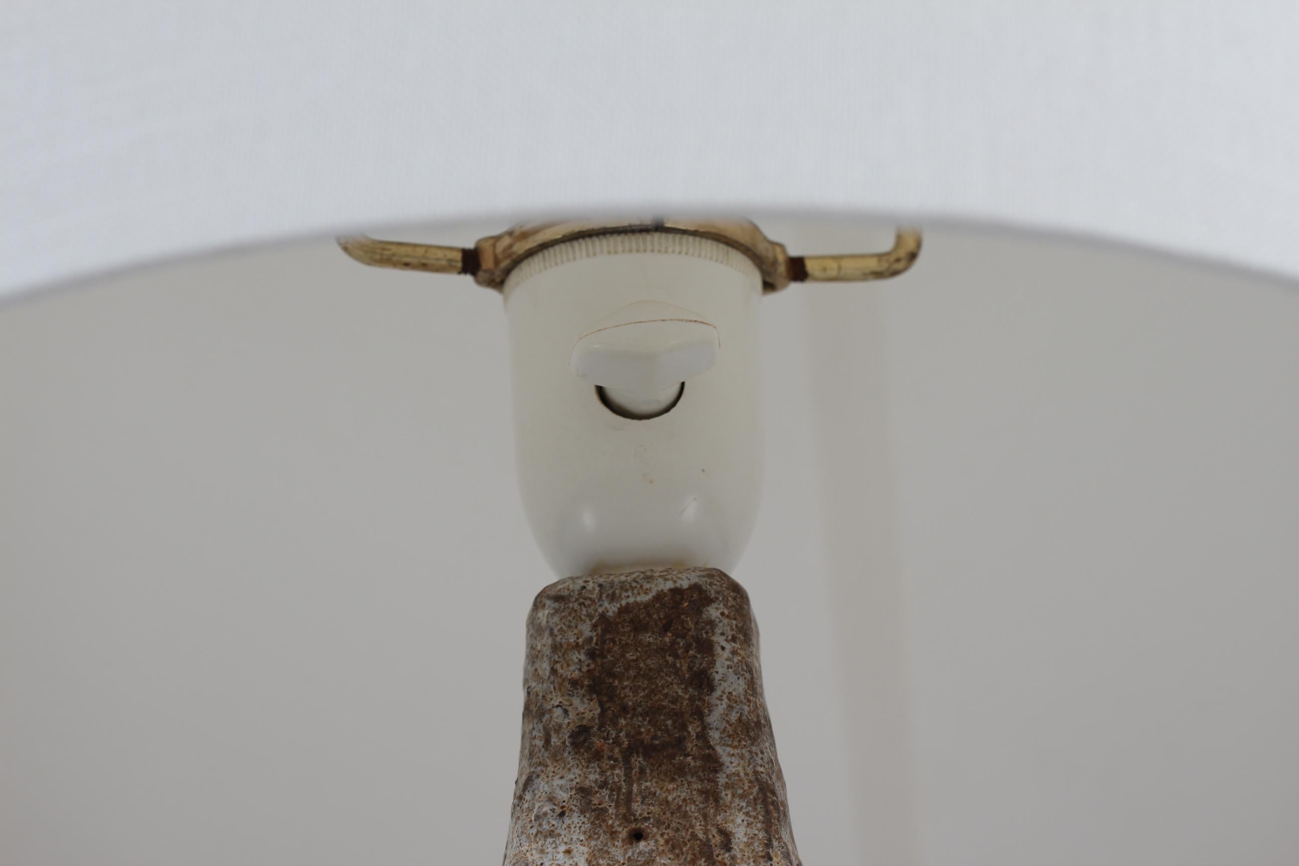 Scandinave moderne Lampe de bureau danoise brutaliste en céramique de l'artiste Sejer avec glaçure brune Unica, années 1970 en vente