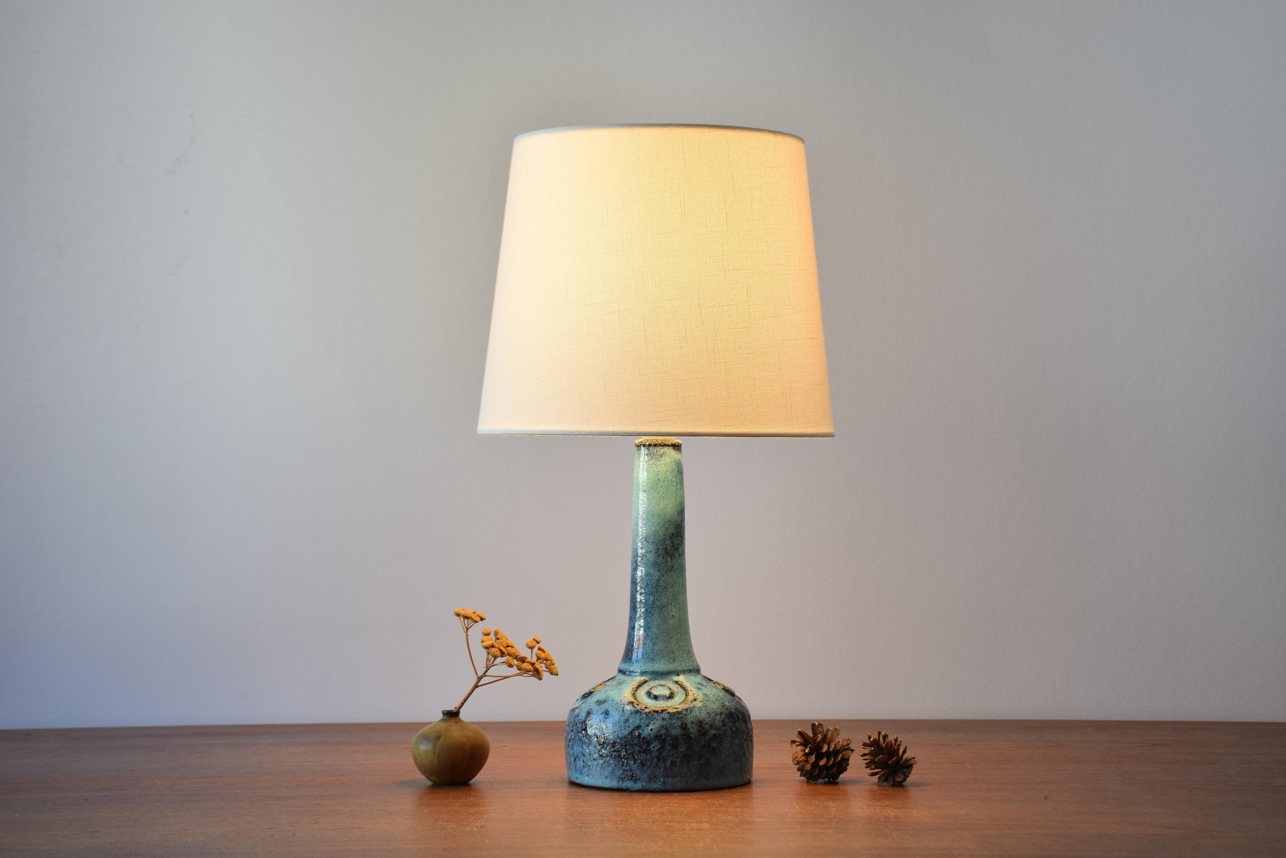 Mid-century Danish table lamp by Fridtjof Sejersen for Sejer made ca 1960s to 1970s. It´s made in his own studio workshop in Nr. Aaby on the Danish island Funen which he ran from 1941 to 1978.

The lampbase is made with chamotte clay which gives it