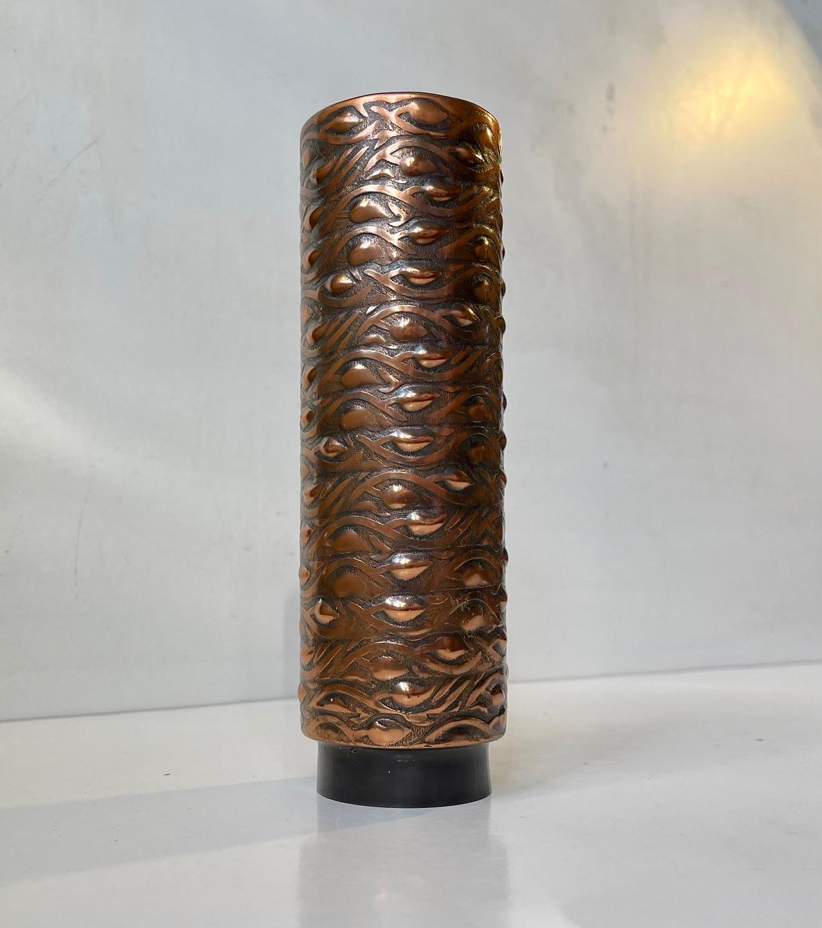 Eine skulpturale zylindrische Vase aus handgeprägtem, patiniertem Kupfer. Es zeigt alle richtigen Elemente des skandinavischen Brutalismus. Das florale Reliefmuster erinnert an einige Arbeiten von Axel Salto. Anonymer skandinavischer