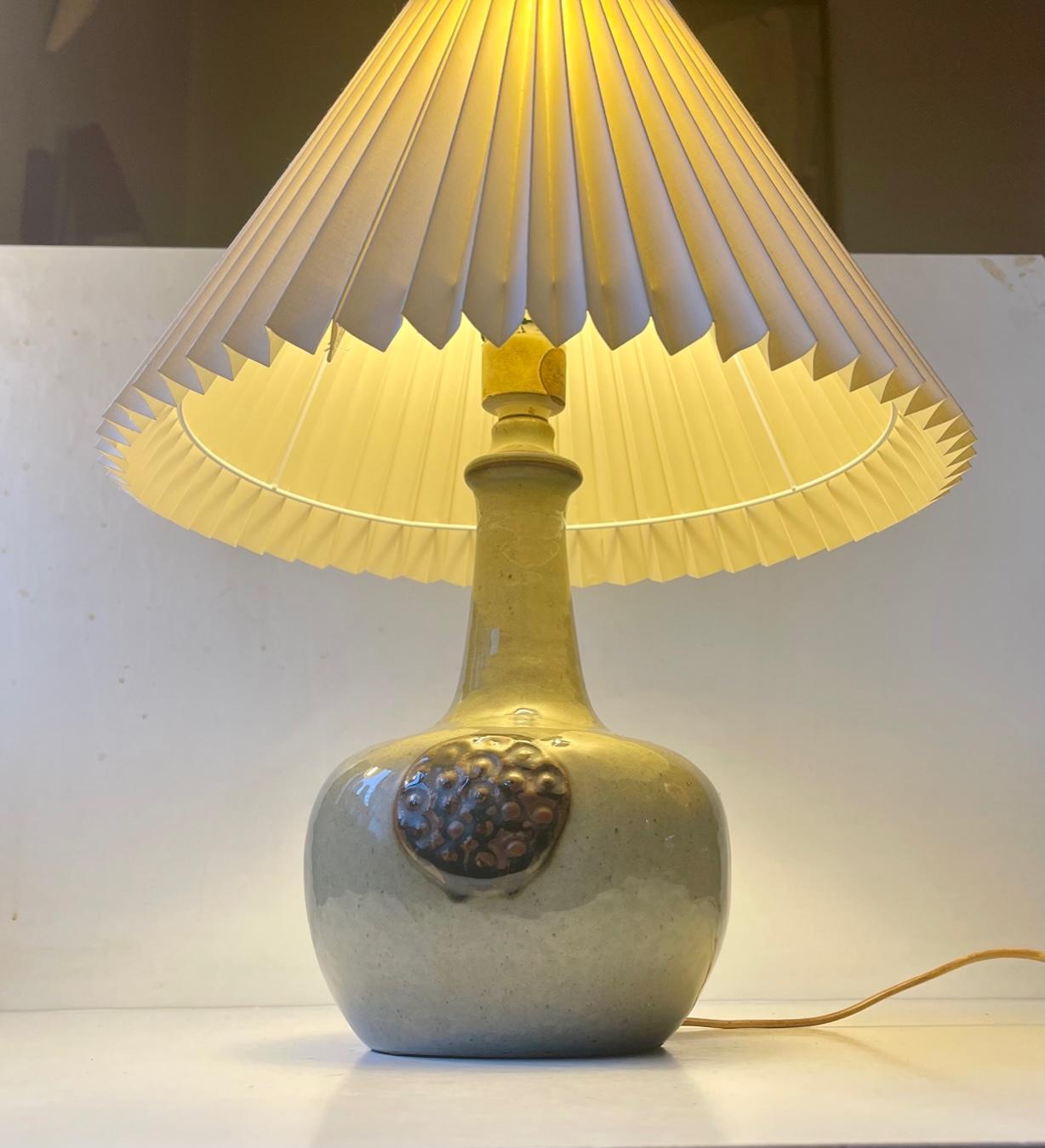 Lampe de table en grès en forme de gourde, conçue et fabriquée par Knabstrup au Danemark dans les années 1960-70. Motif central abstrait décoré à la main avec un style brutaliste distinct sur une glaçure principale de couleur sable. Il est livré