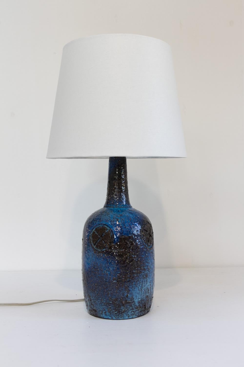 Danish Brutalist Handmade Stoneware Table Lamp by Sejer, 1970s.

Unique Scandinavian Mid-Century Modern ceramic table lamp by Fridtjof Sejersen for Sejer Denmark. Signed under bottom 