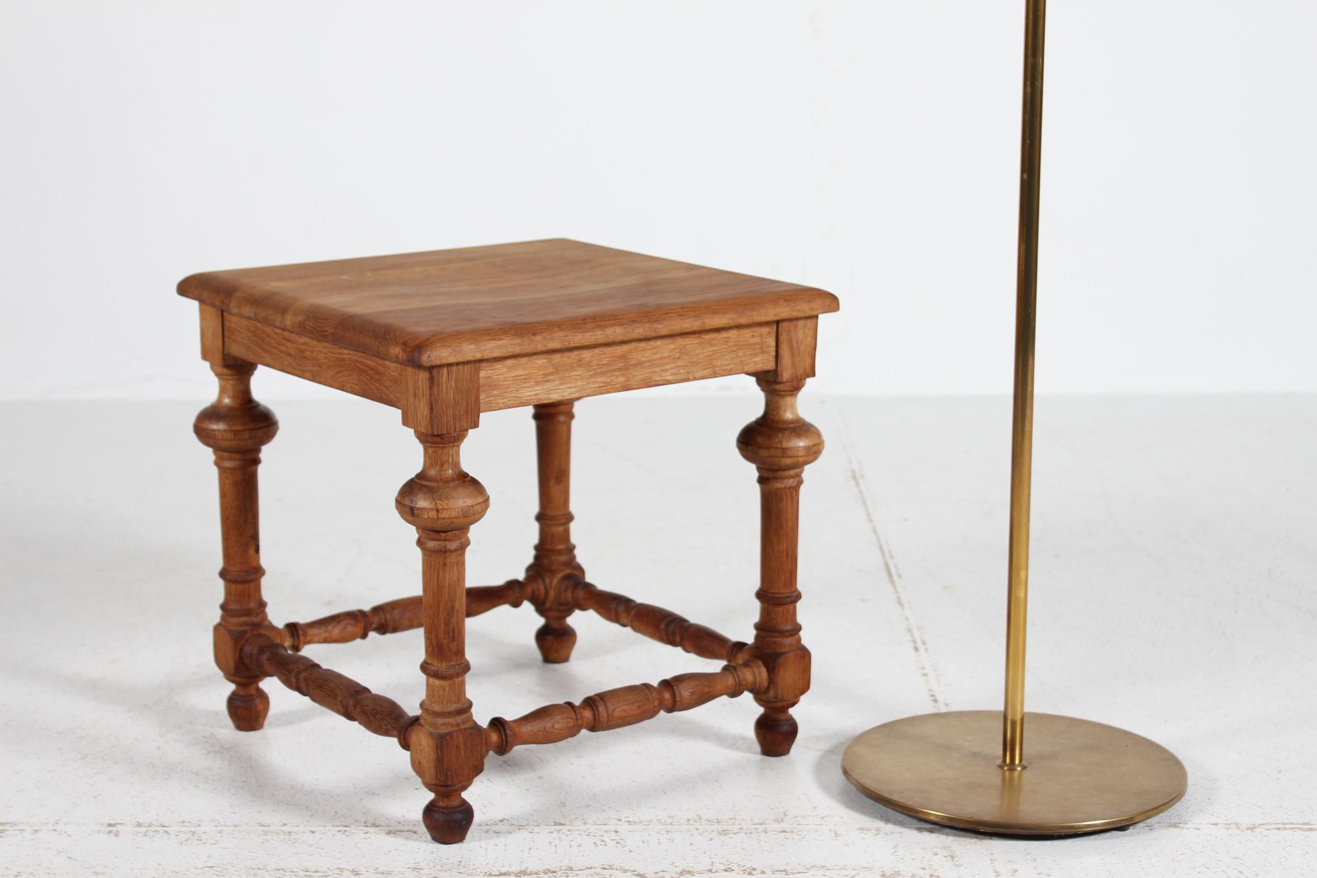 Tabouret et table d'appoint danois à l'historicisme brutal Chêne massif tourné à la main vers 1900 en vente 4