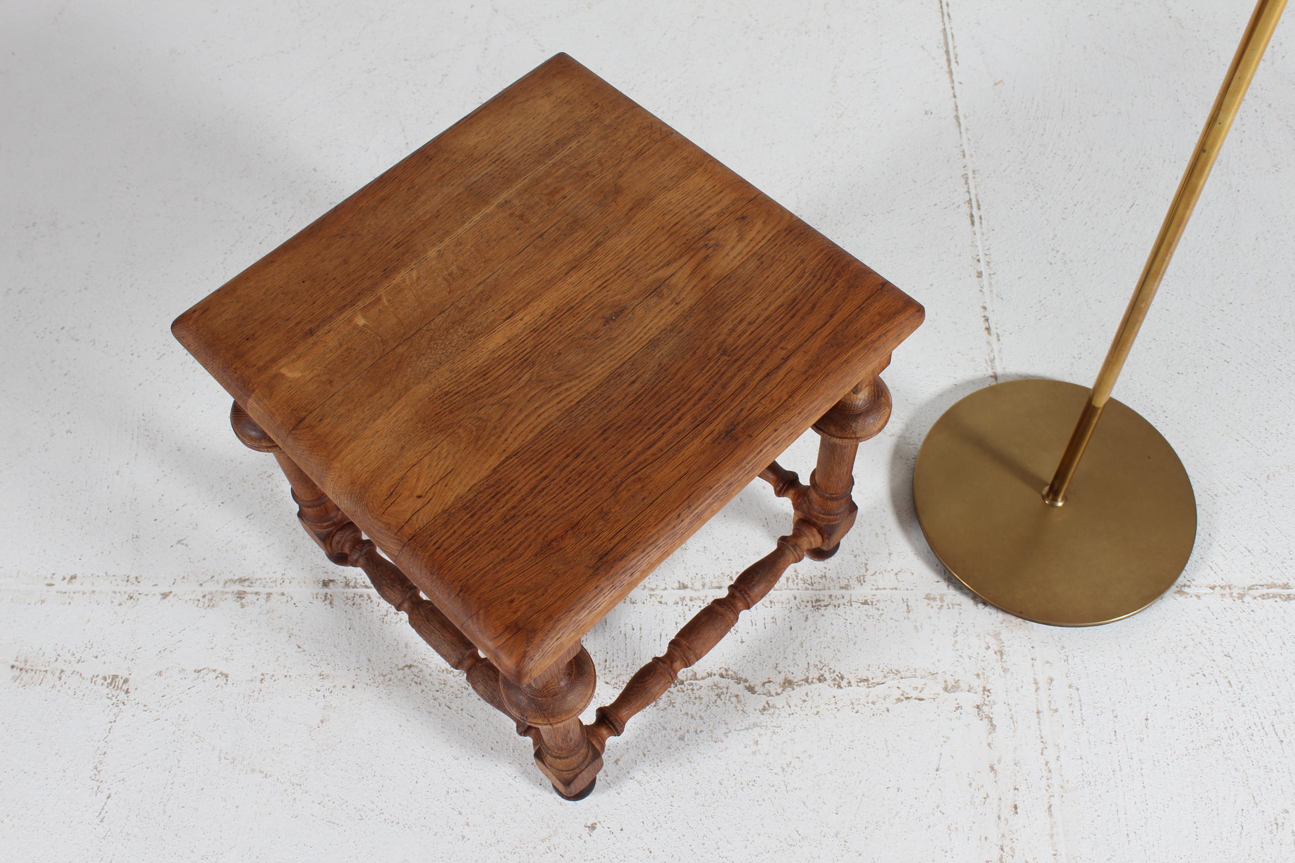 Tabouret et table d'appoint danois à l'historicisme brutal Chêne massif tourné à la main vers 1900 en vente 5
