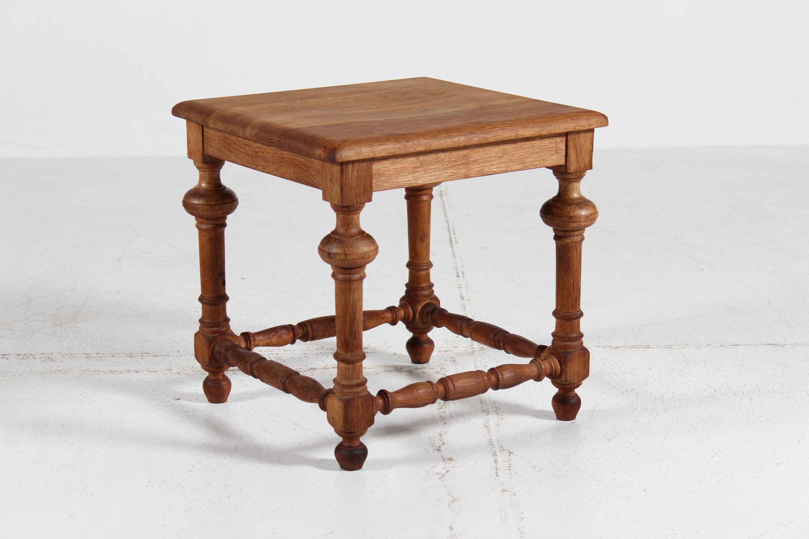 Brutalisme Tabouret et table d'appoint danois à l'historicisme brutal Chêne massif tourné à la main vers 1900 en vente