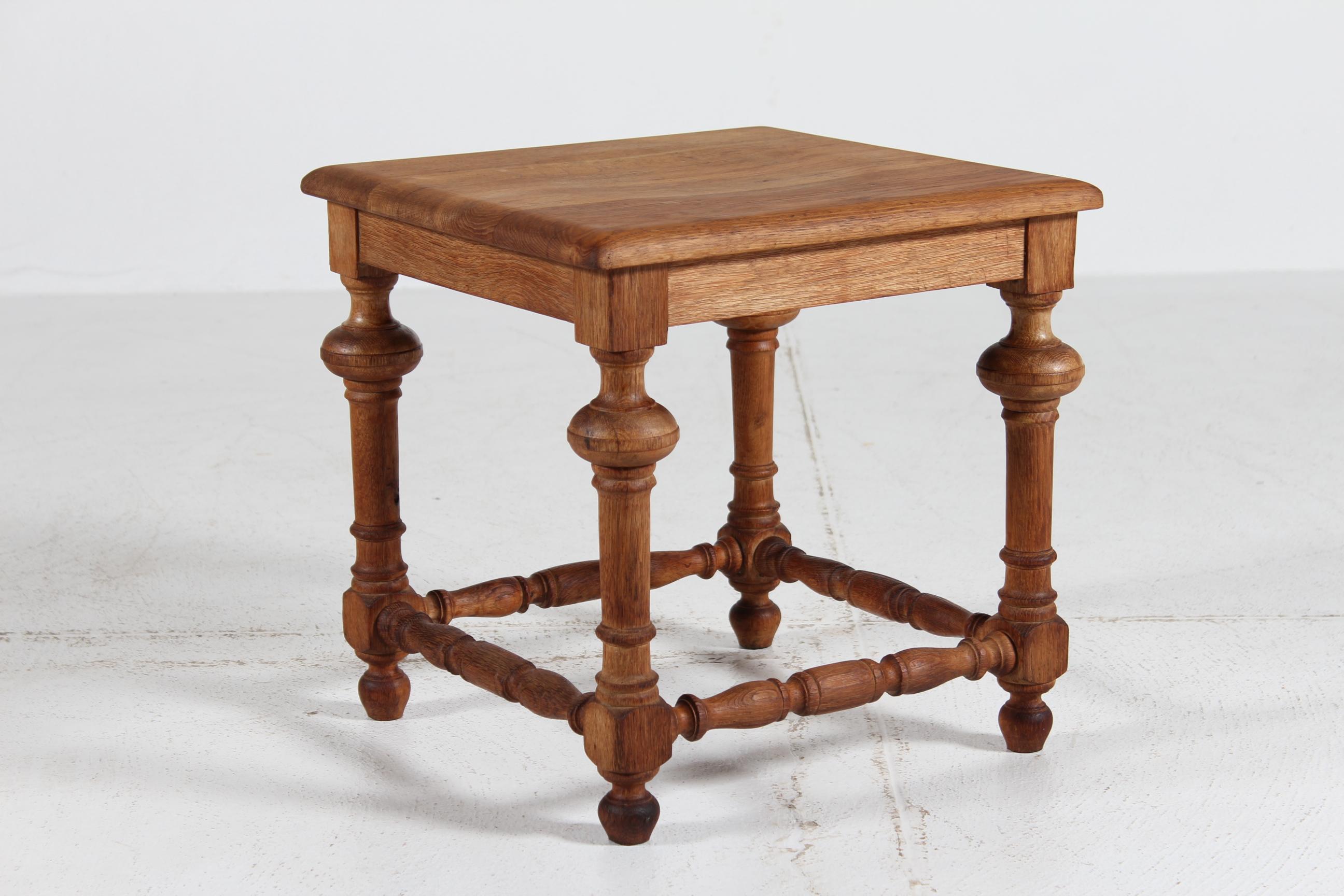 Danois Tabouret et table d'appoint danois à l'historicisme brutal Chêne massif tourné à la main vers 1900 en vente