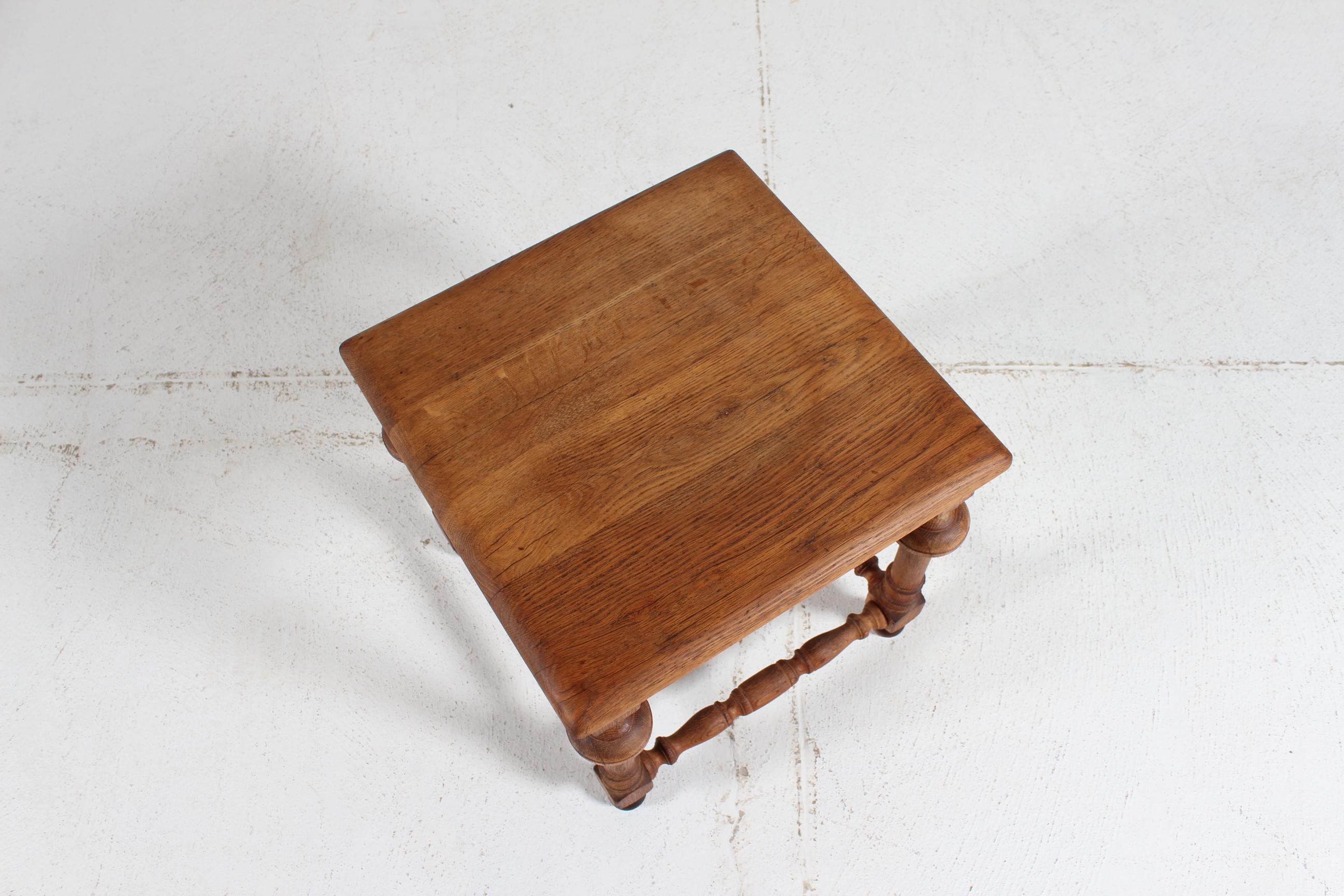 Travail du bois Tabouret et table d'appoint danois à l'historicisme brutal Chêne massif tourné à la main vers 1900 en vente