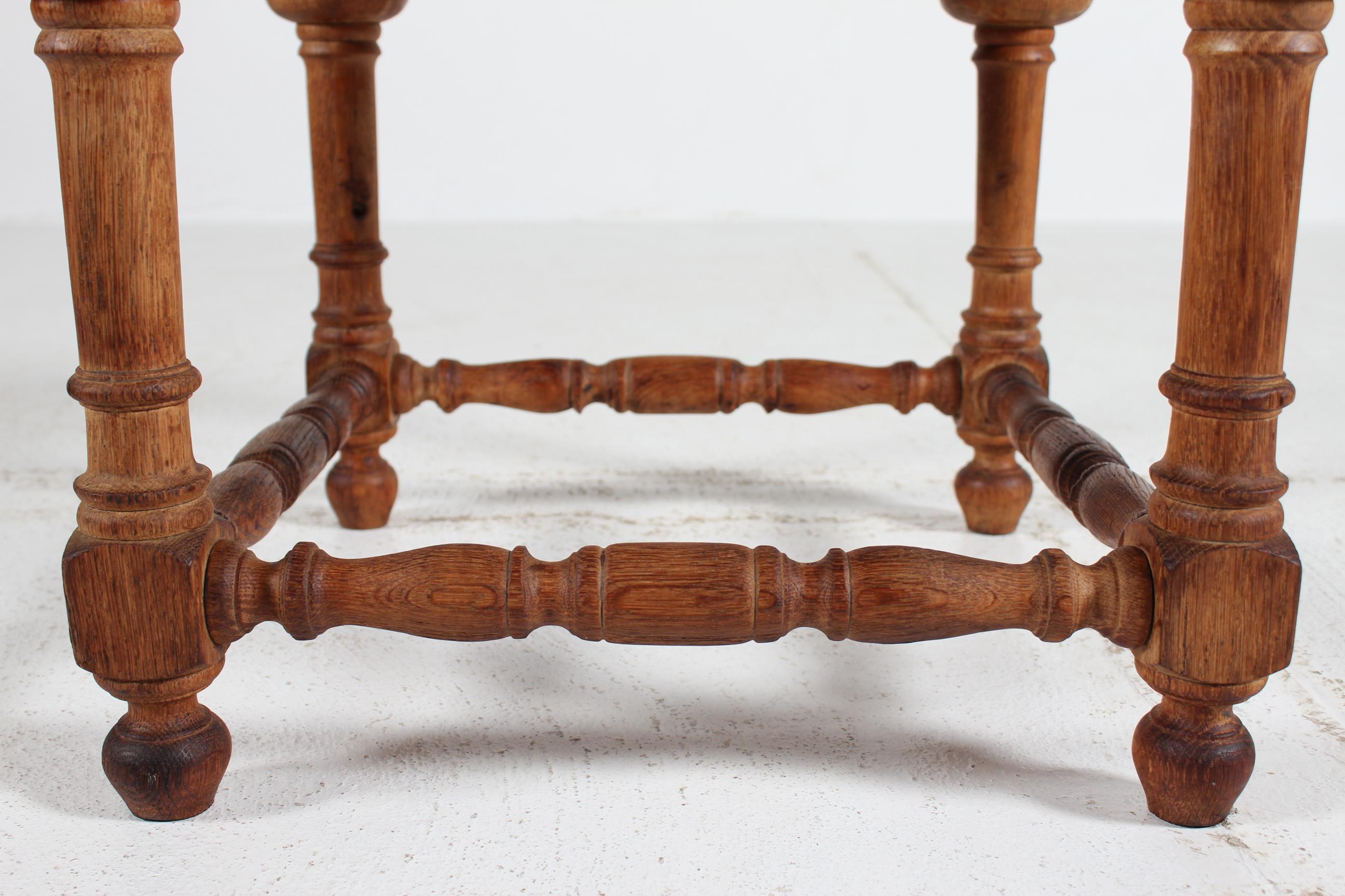 Tabouret et table d'appoint danois à l'historicisme brutal Chêne massif tourné à la main vers 1900 en vente 1