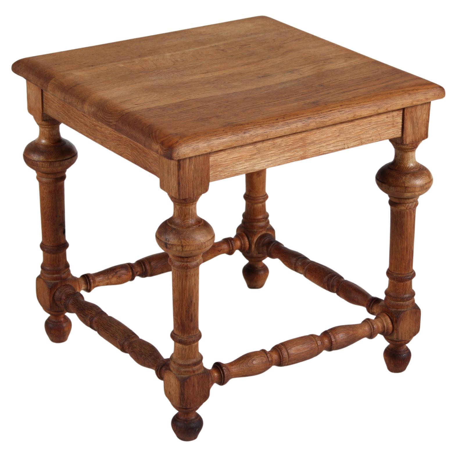 Tabouret et table d'appoint danois à l'historicisme brutal Chêne massif tourné à la main vers 1900 en vente