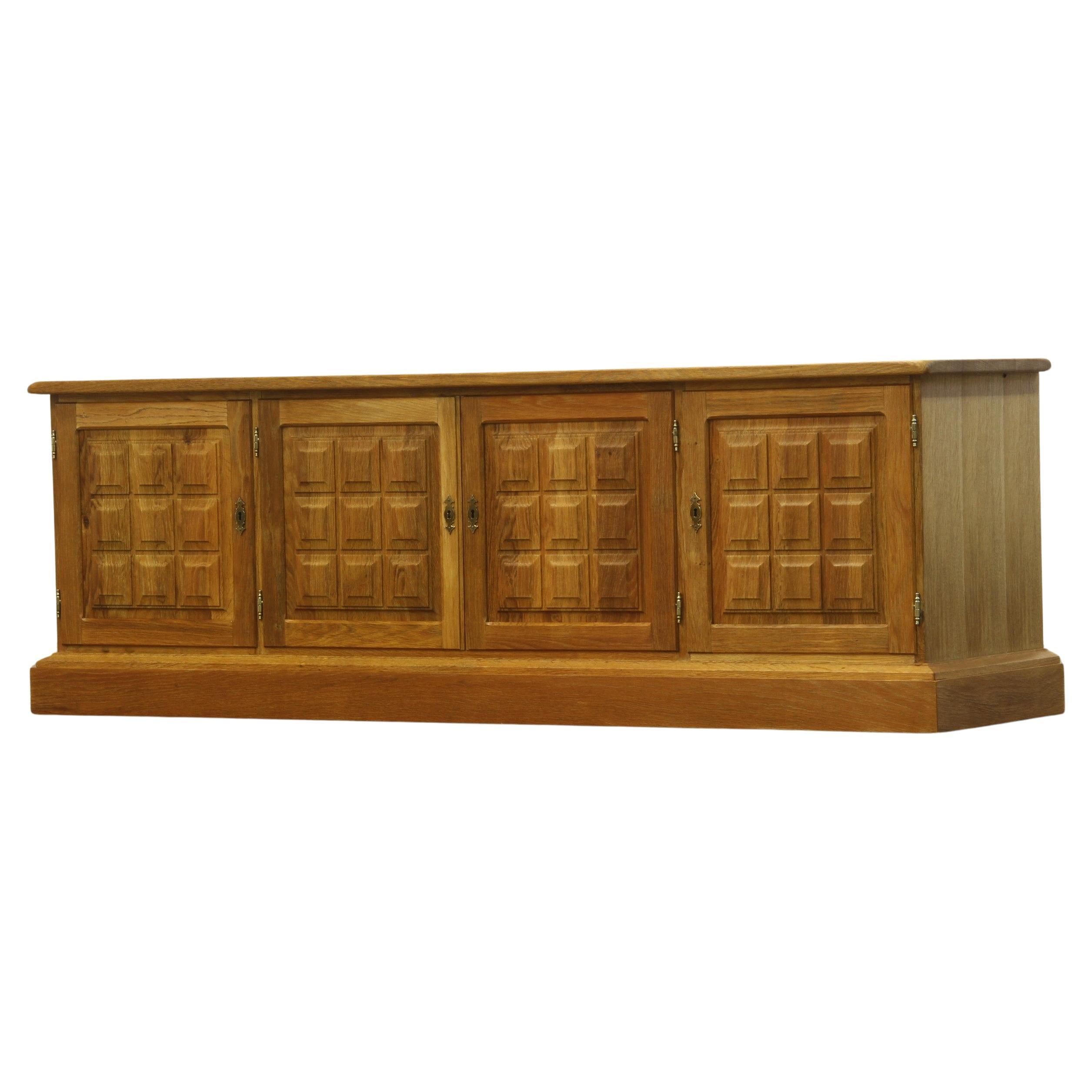 Buffet bas danois brutaliste en chêne clair 1960/70