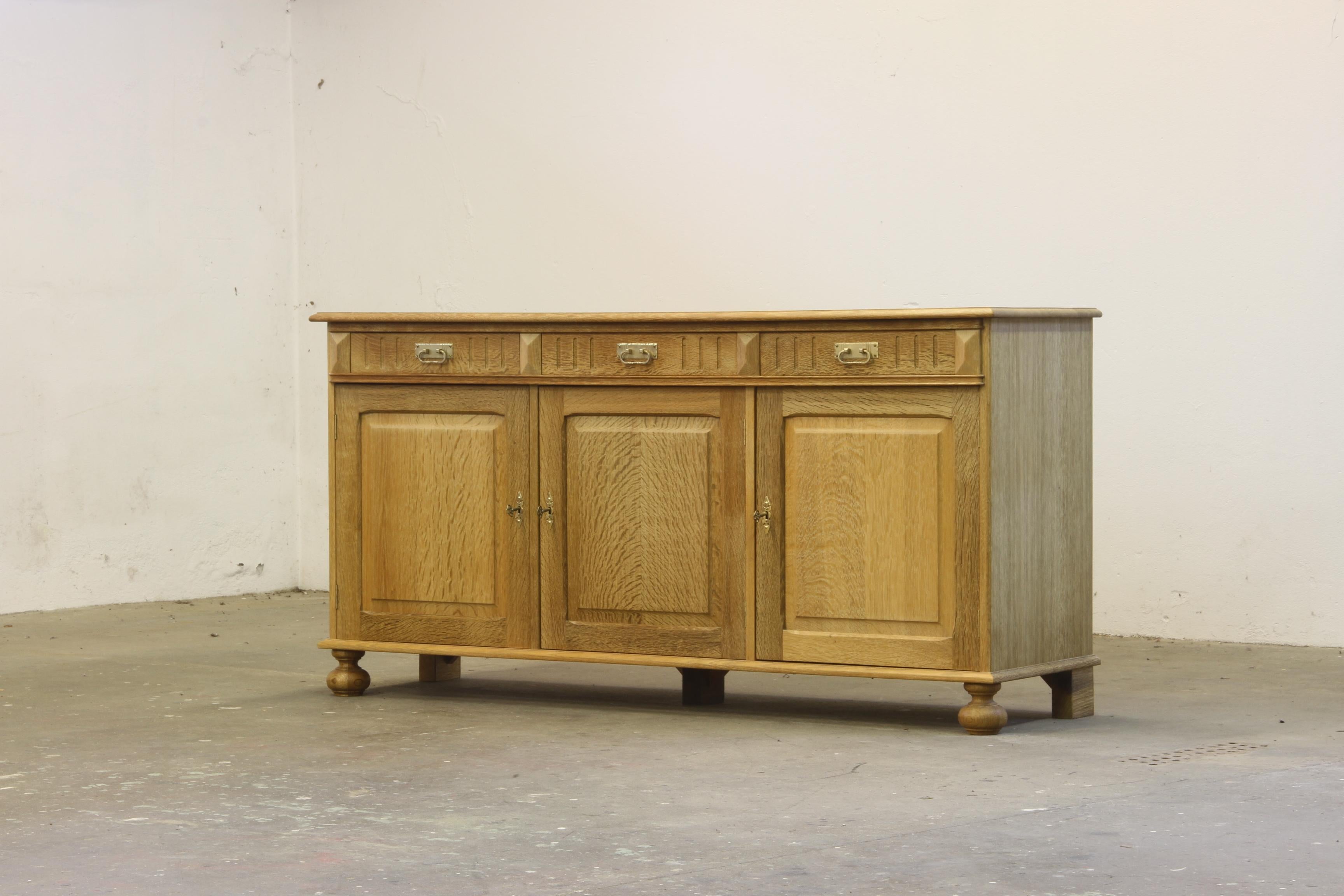 Danish Brutalist Light Oak Low Sideboard style of Henning Kjærnulf, 1970s In Good Condition For Sale In Store Heddinge, DK