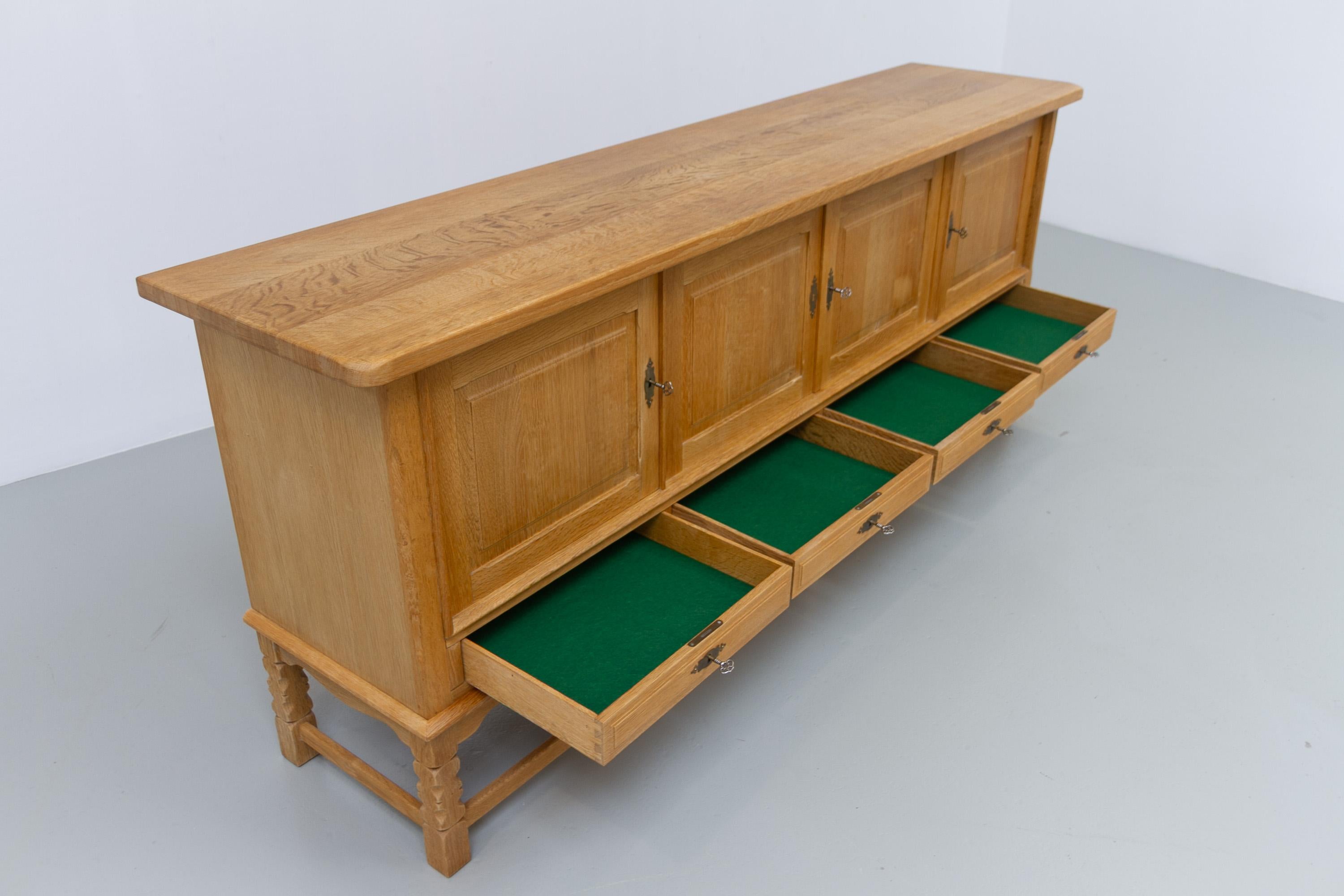 Buffet bas danois brutaliste en Oak attribué à Henning Kjærnulf, années 1960. en vente 3
