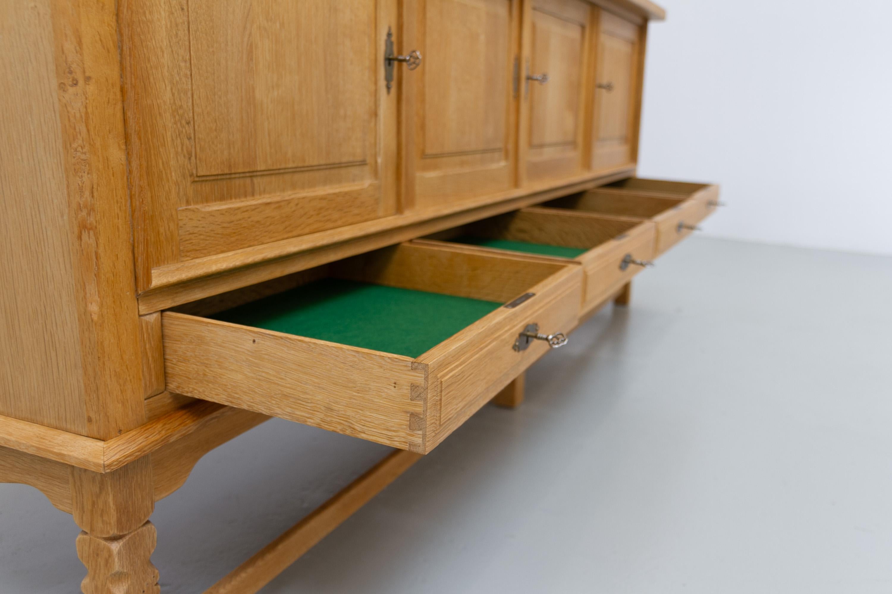 Buffet bas danois brutaliste en Oak attribué à Henning Kjærnulf, années 1960. en vente 4