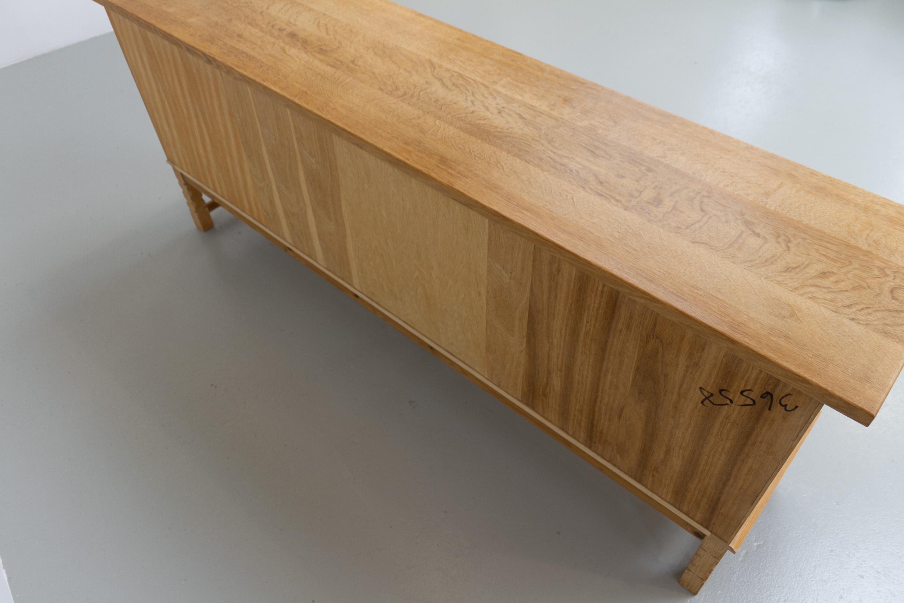 Buffet bas danois brutaliste en Oak attribué à Henning Kjærnulf, années 1960. en vente 5