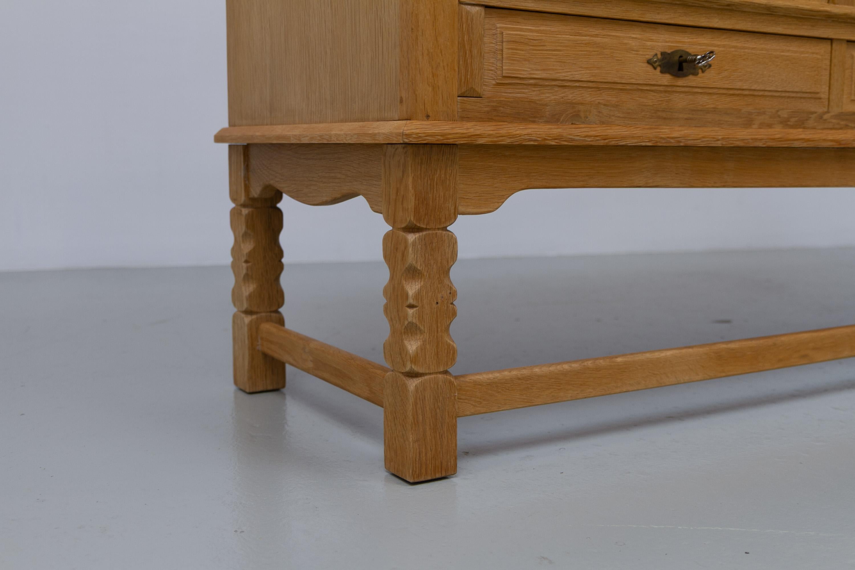 Buffet bas danois brutaliste en Oak attribué à Henning Kjærnulf, années 1960. en vente 6