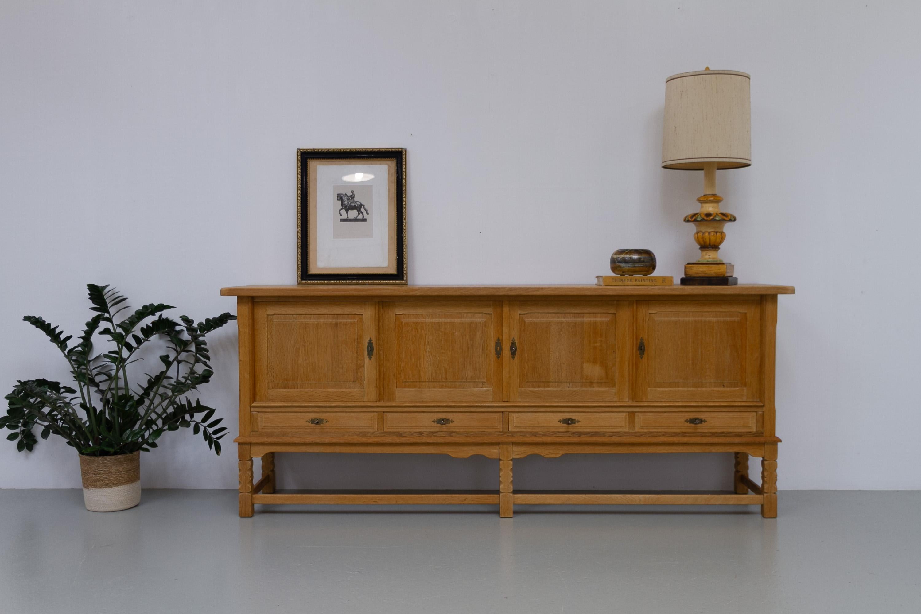 Buffet bas danois brutaliste en Oak attribué à Henning Kjærnulf, années 1960. en vente 7