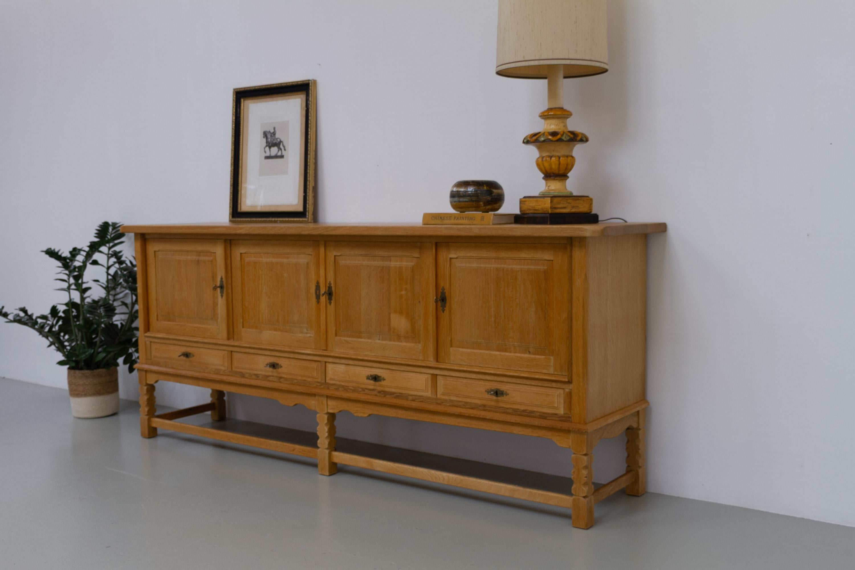 Buffet bas danois brutaliste en Oak attribué à Henning Kjærnulf, années 1960. en vente 8