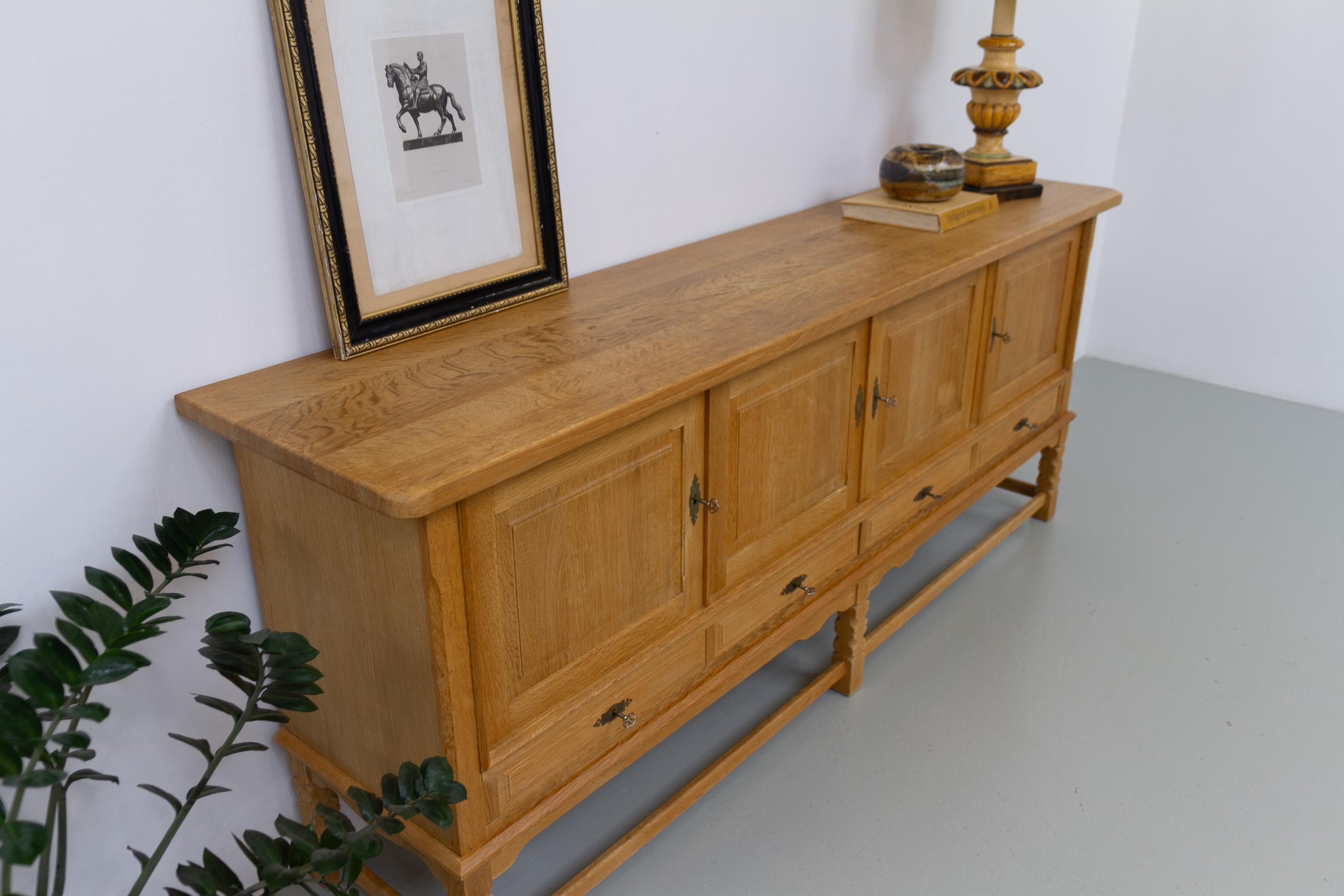 Buffet bas danois brutaliste en Oak attribué à Henning Kjærnulf, années 1960. en vente 9