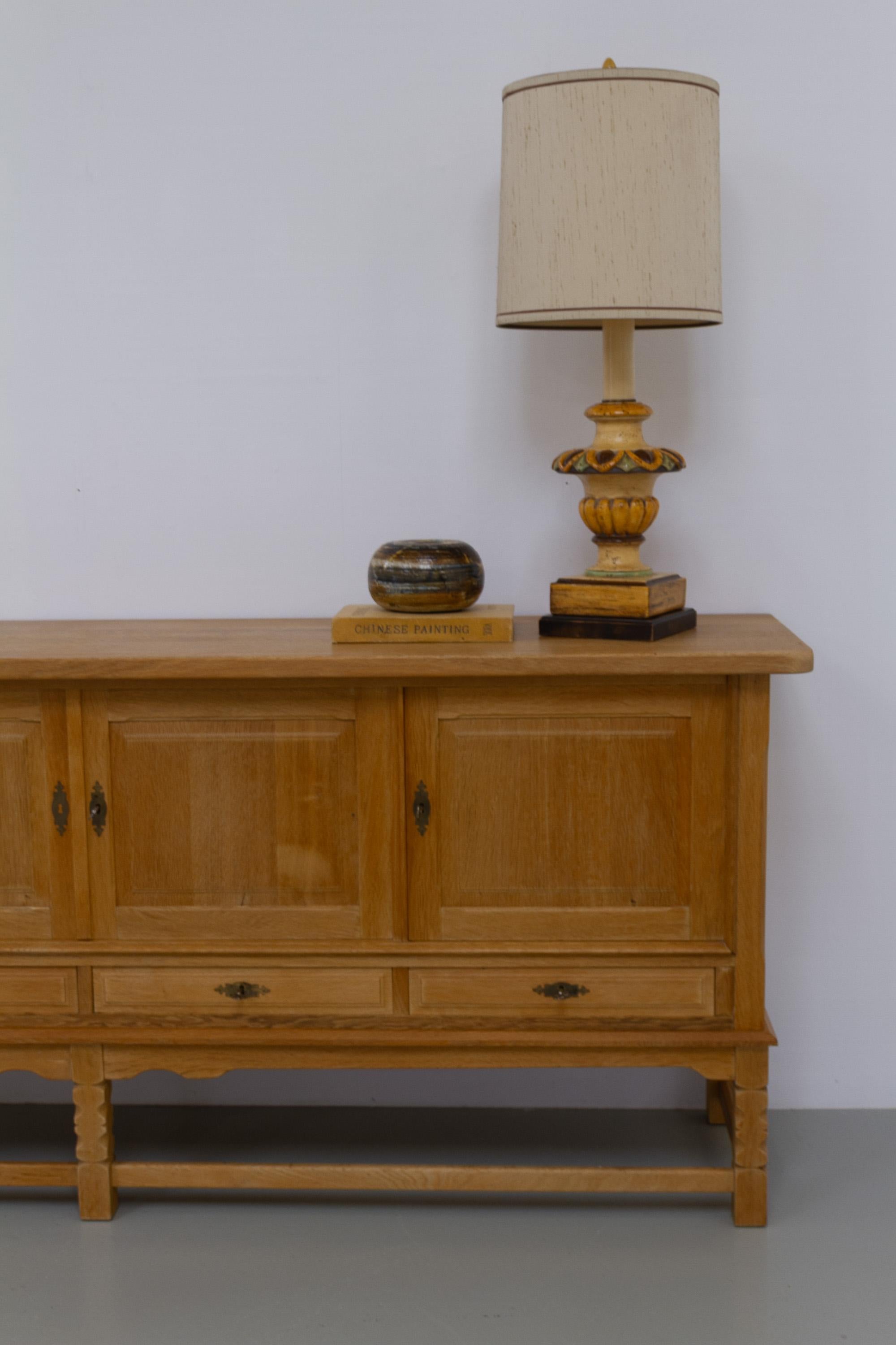 Buffet bas danois brutaliste en Oak attribué à Henning Kjærnulf, années 1960. en vente 10