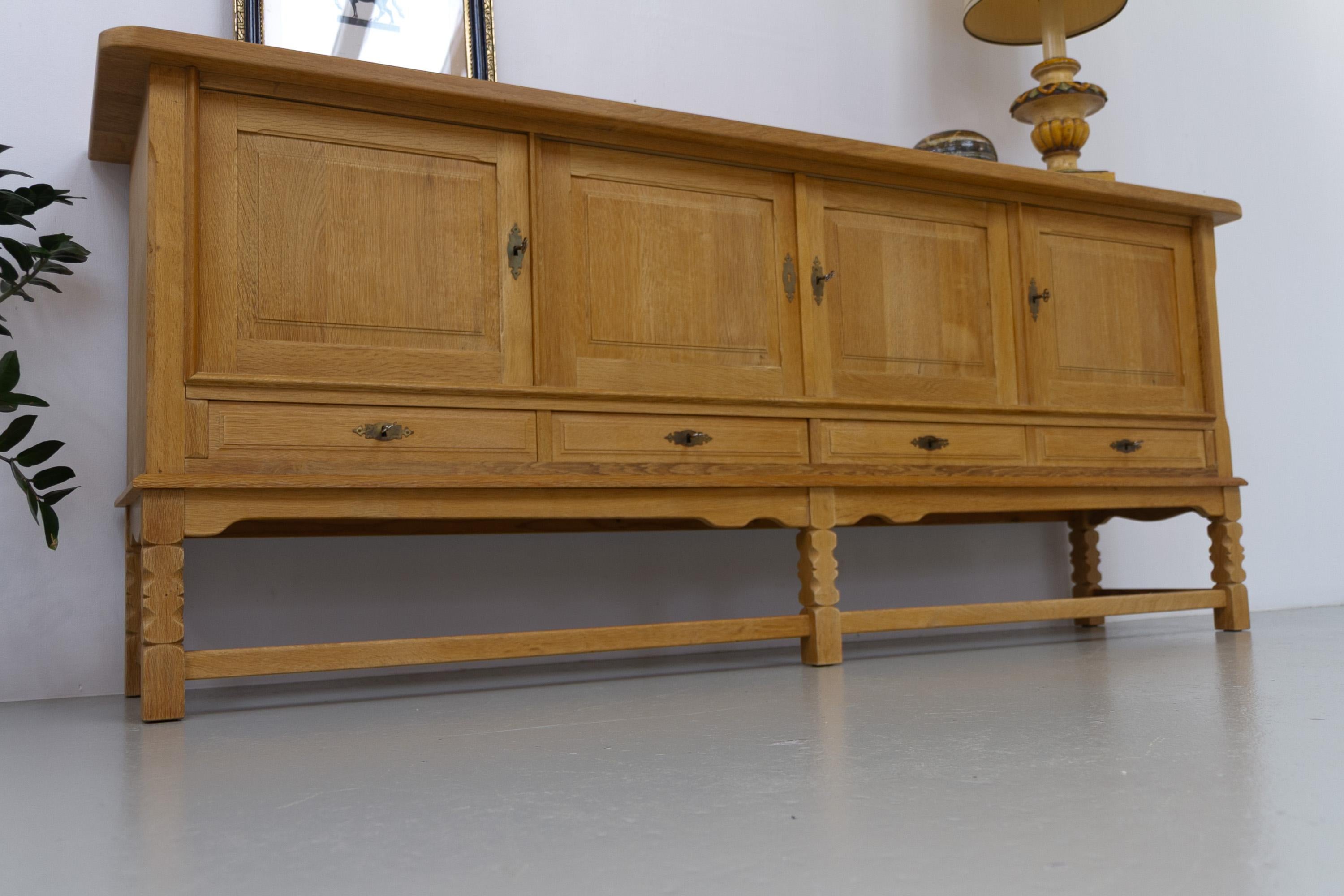 Buffet bas danois brutaliste en Oak attribué à Henning Kjærnulf, années 1960. en vente 11