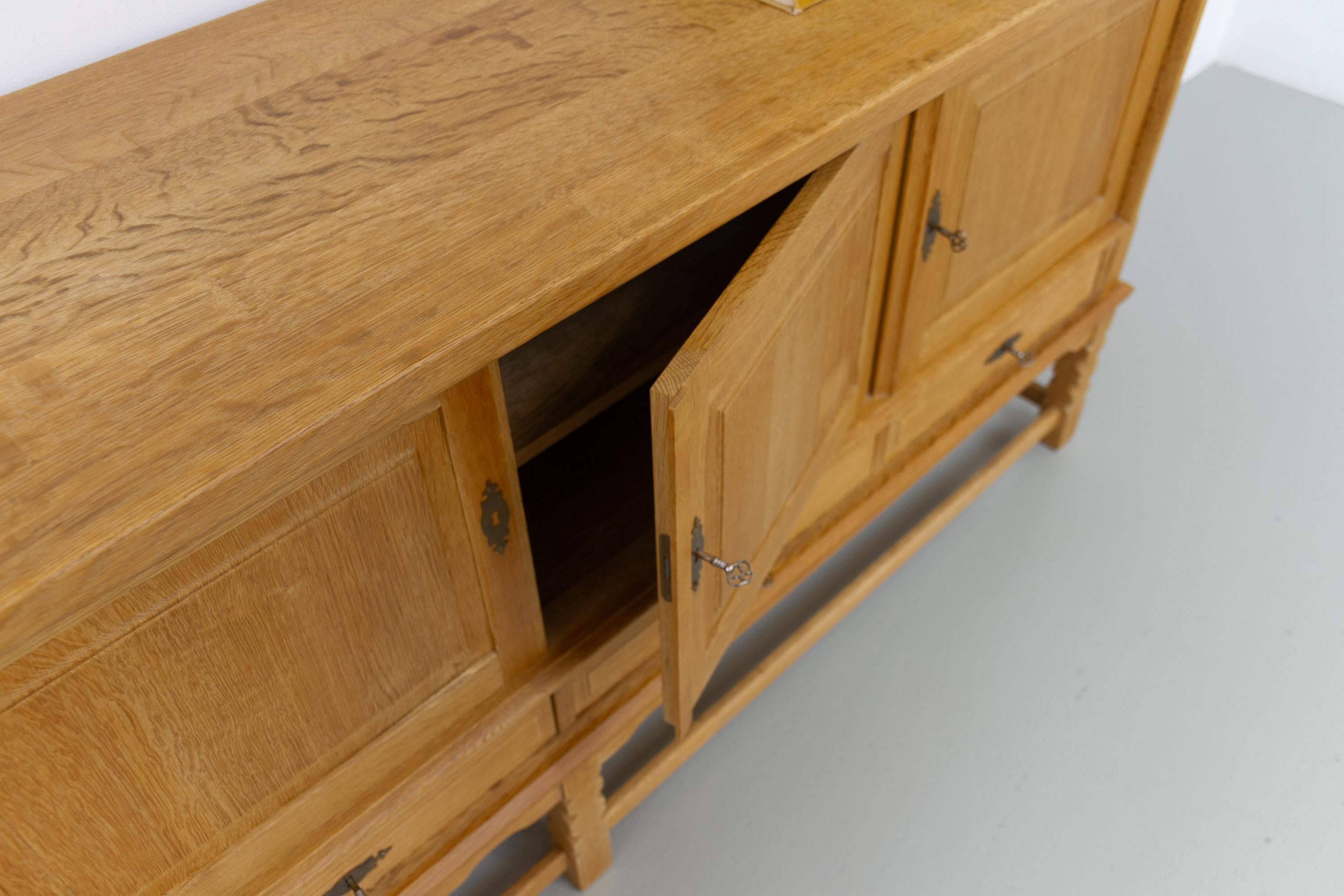 Buffet bas danois brutaliste en Oak attribué à Henning Kjærnulf, années 1960. en vente 12